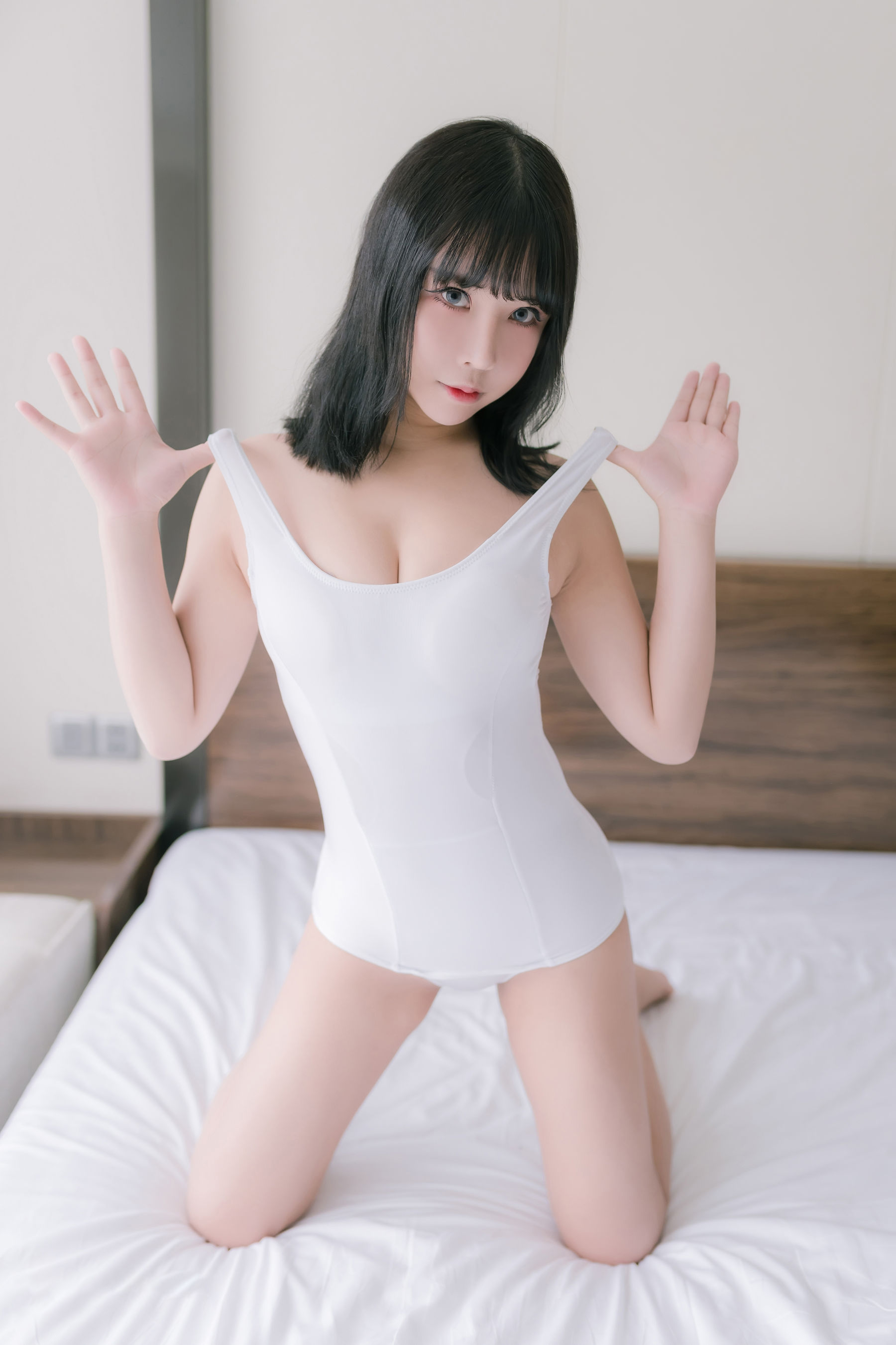 二次元妹子抱走莫子aa 大姐姐
