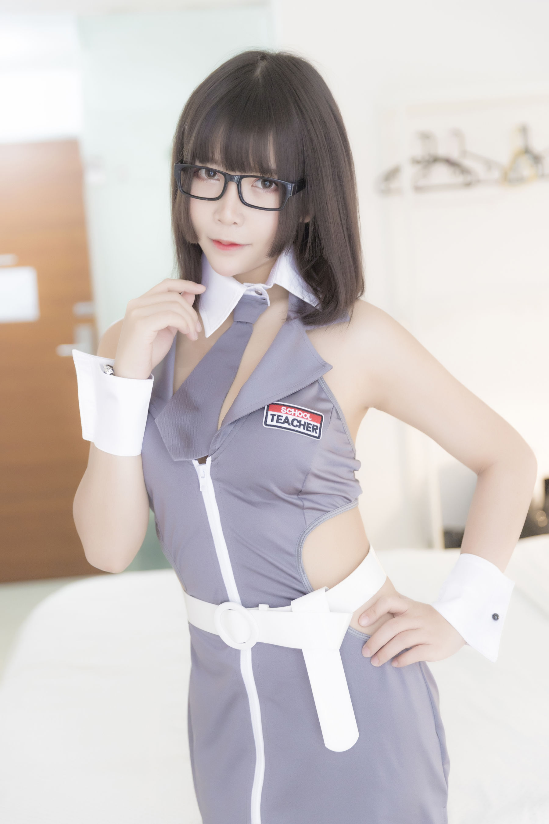 二次元妹子抱走莫子aa 黑丝制服