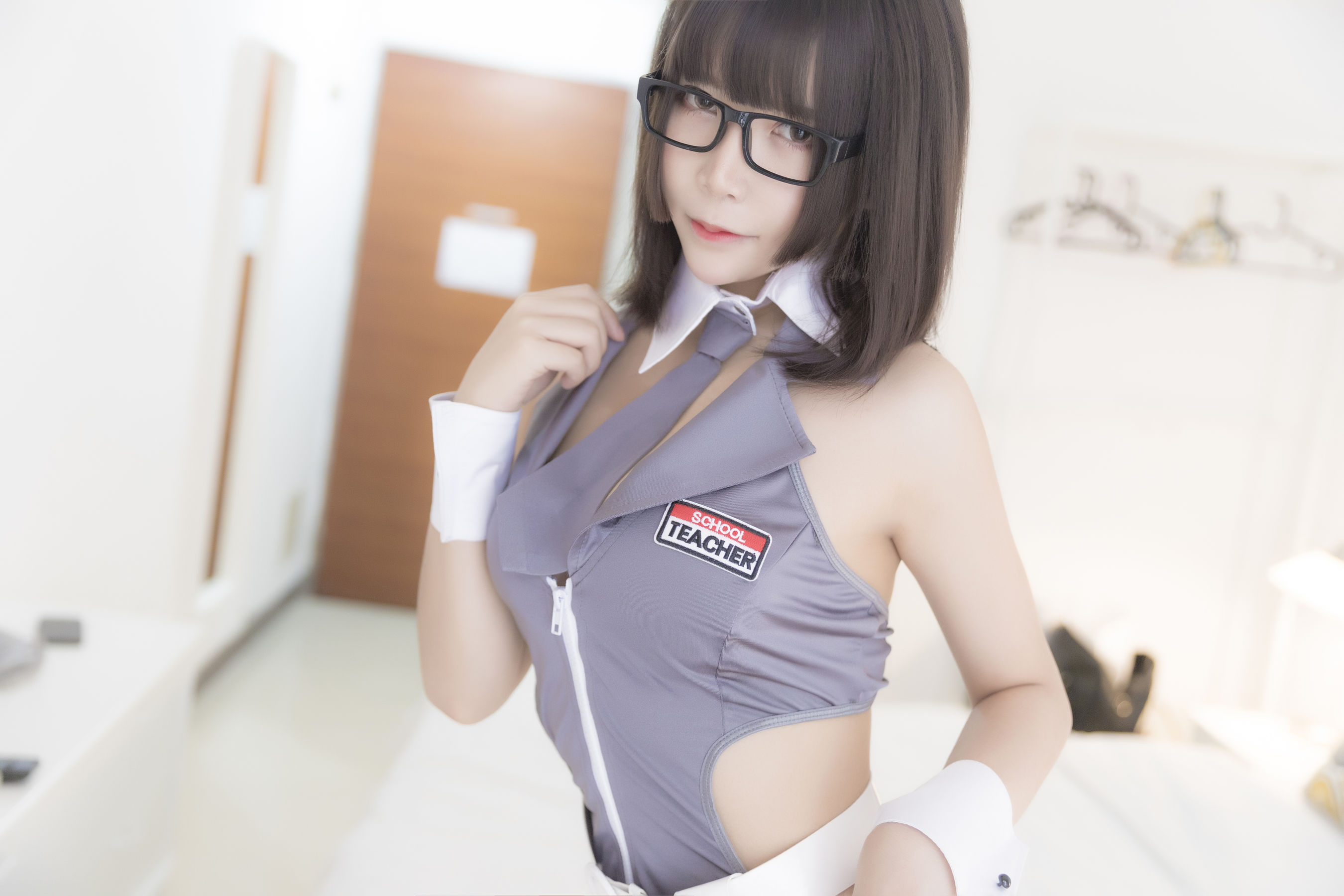 二次元妹子抱走莫子aa 黑丝制服