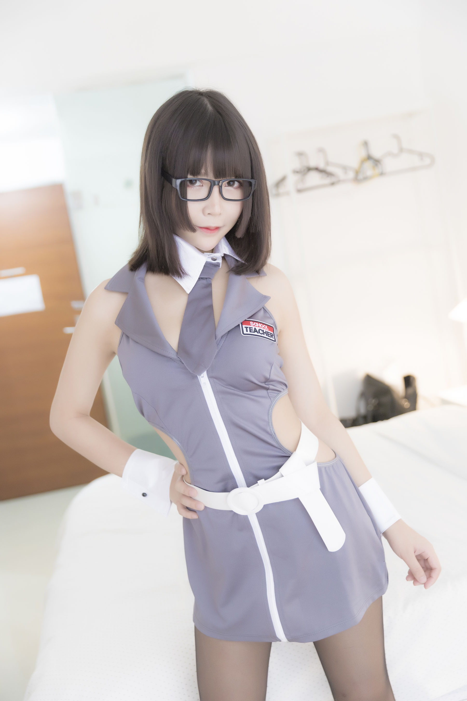 二次元妹子抱走莫子aa 黑丝制服