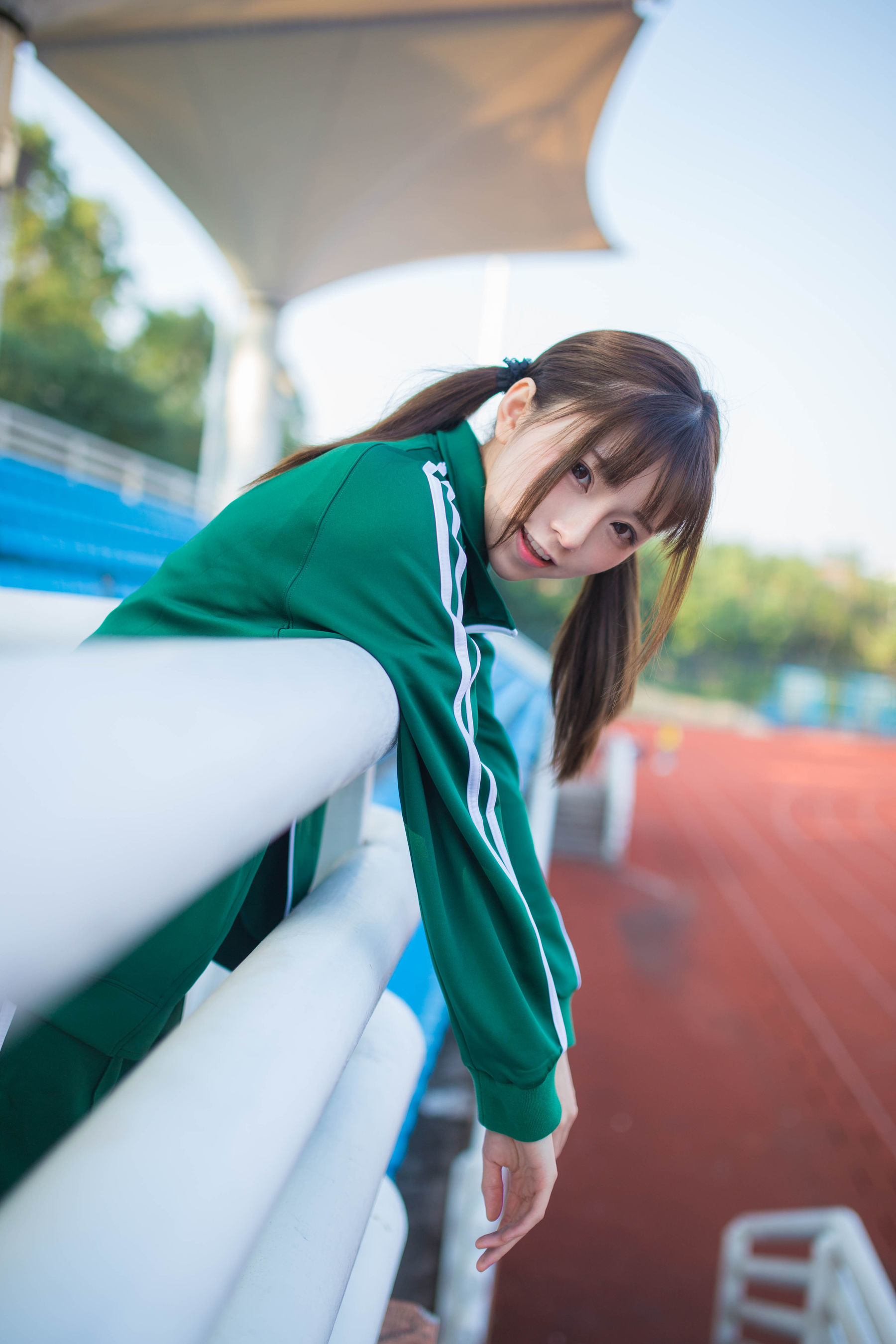 动漫博主Kitaro_绮太郎 绿色运动服女孩