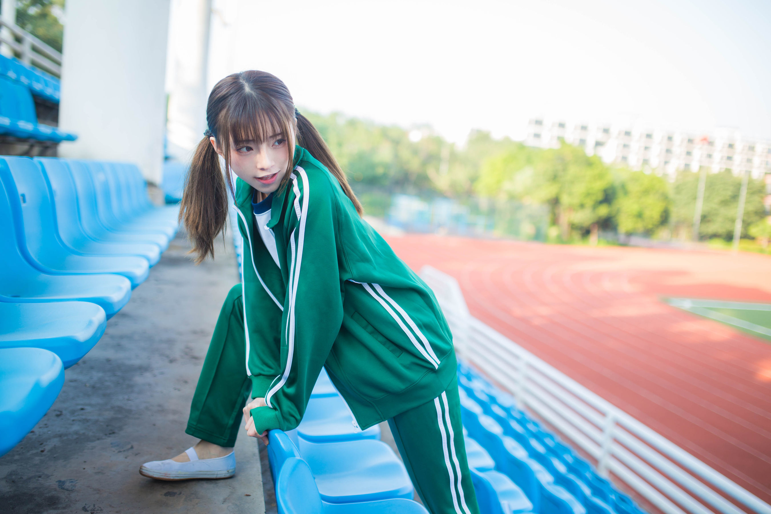 动漫博主Kitaro_绮太郎 绿色运动服女孩