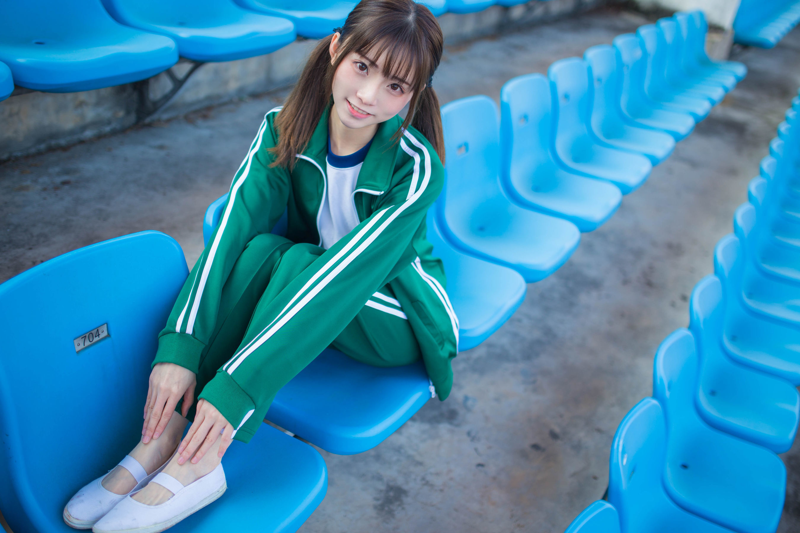 动漫博主Kitaro_绮太郎 绿色运动服女孩