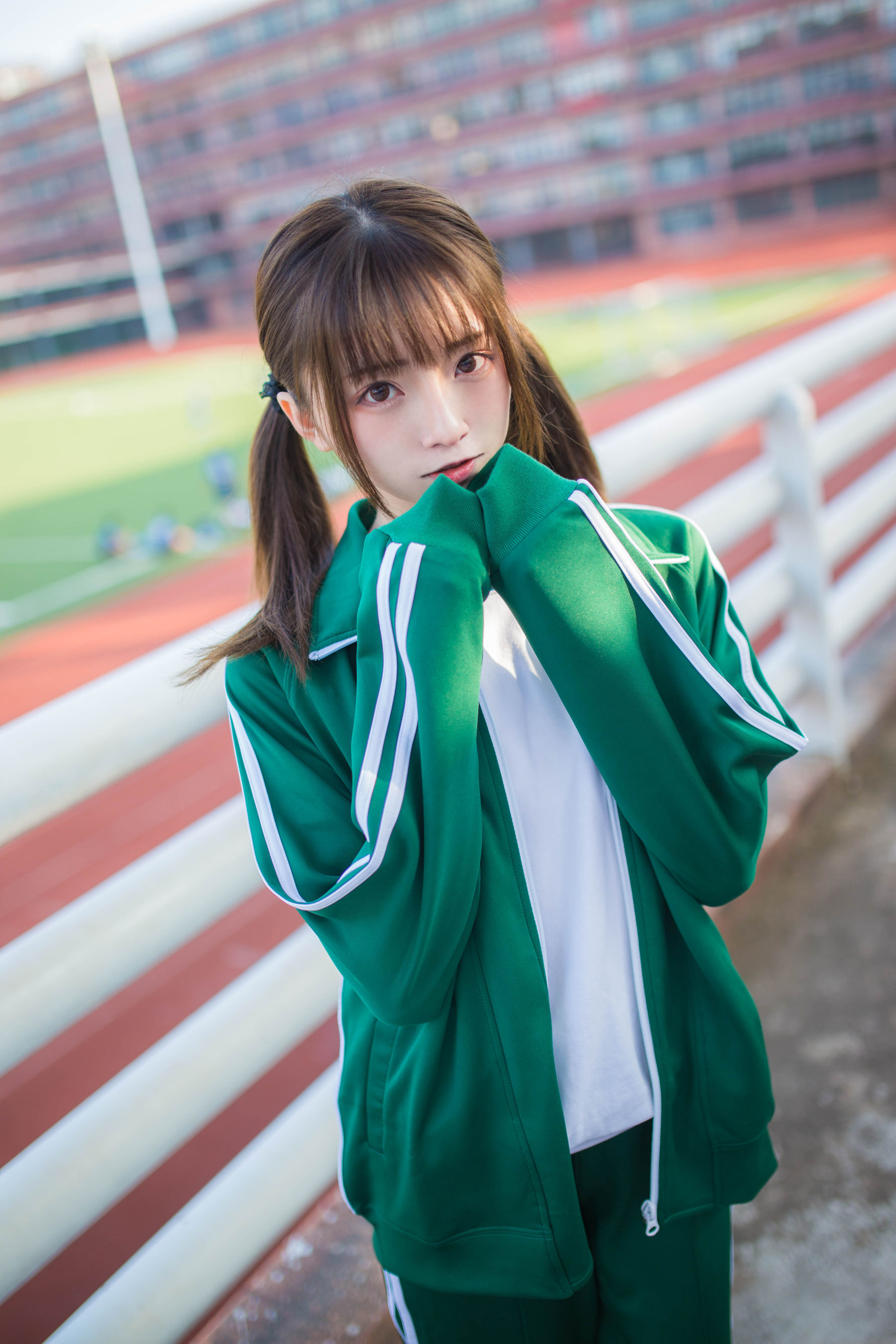 动漫博主Kitaro_绮太郎 绿色运动服女孩