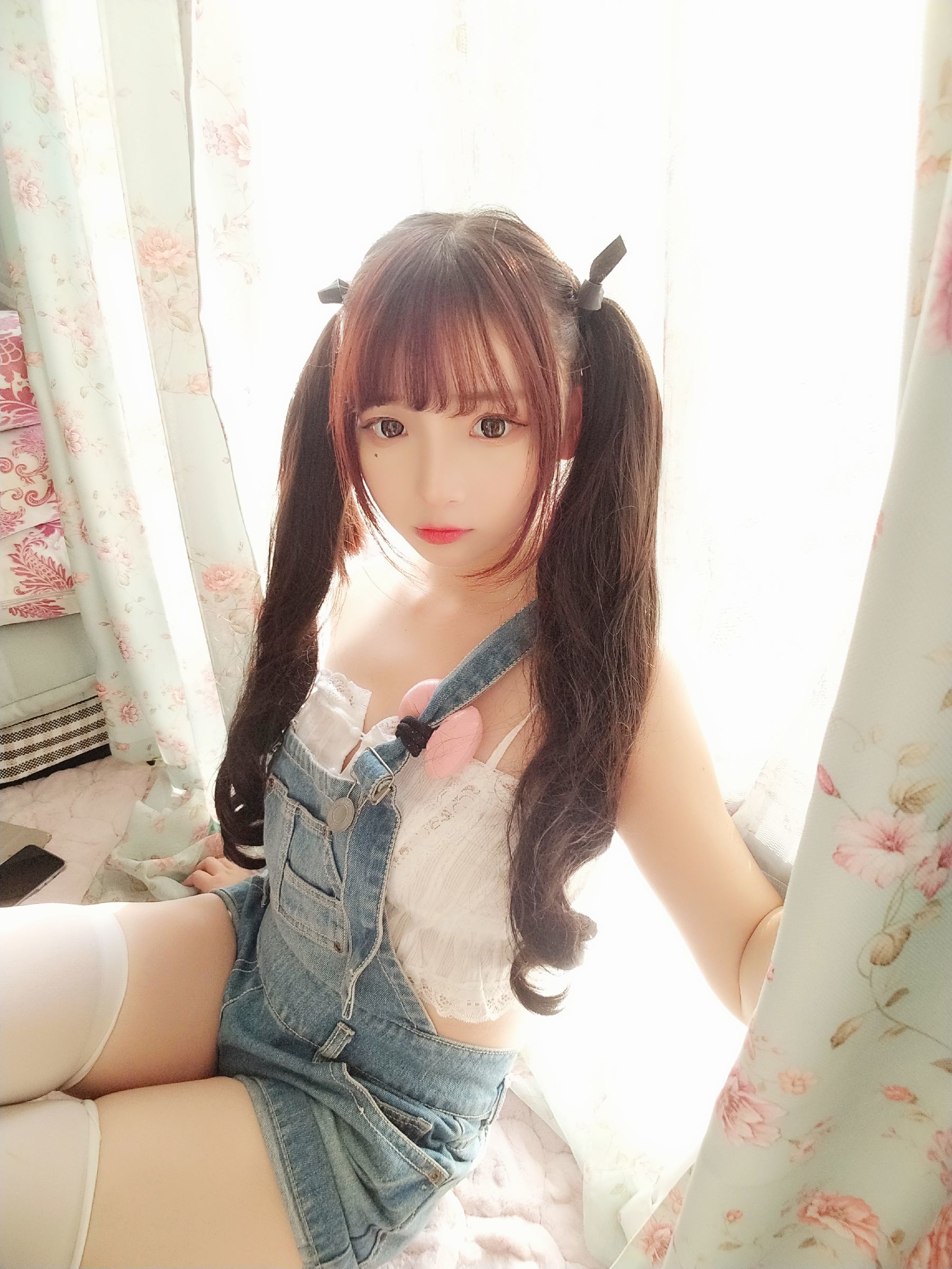 二次元美女古川kagura 牛仔吊带短裤