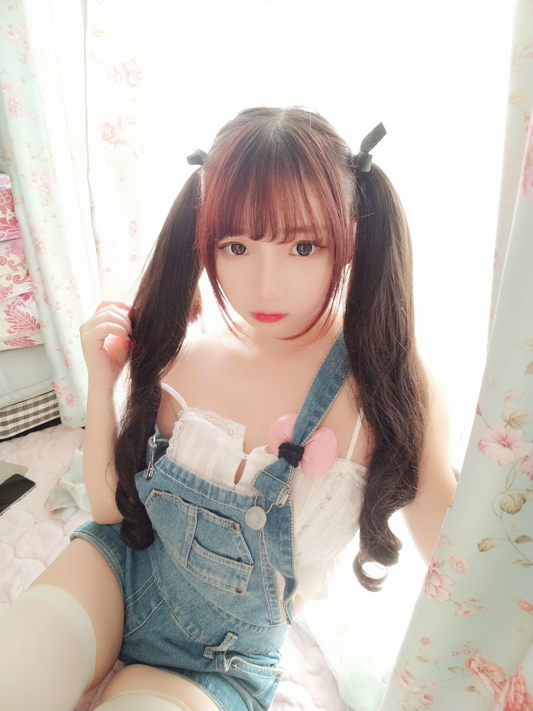二次元美女古川kagura 牛仔吊带短裤