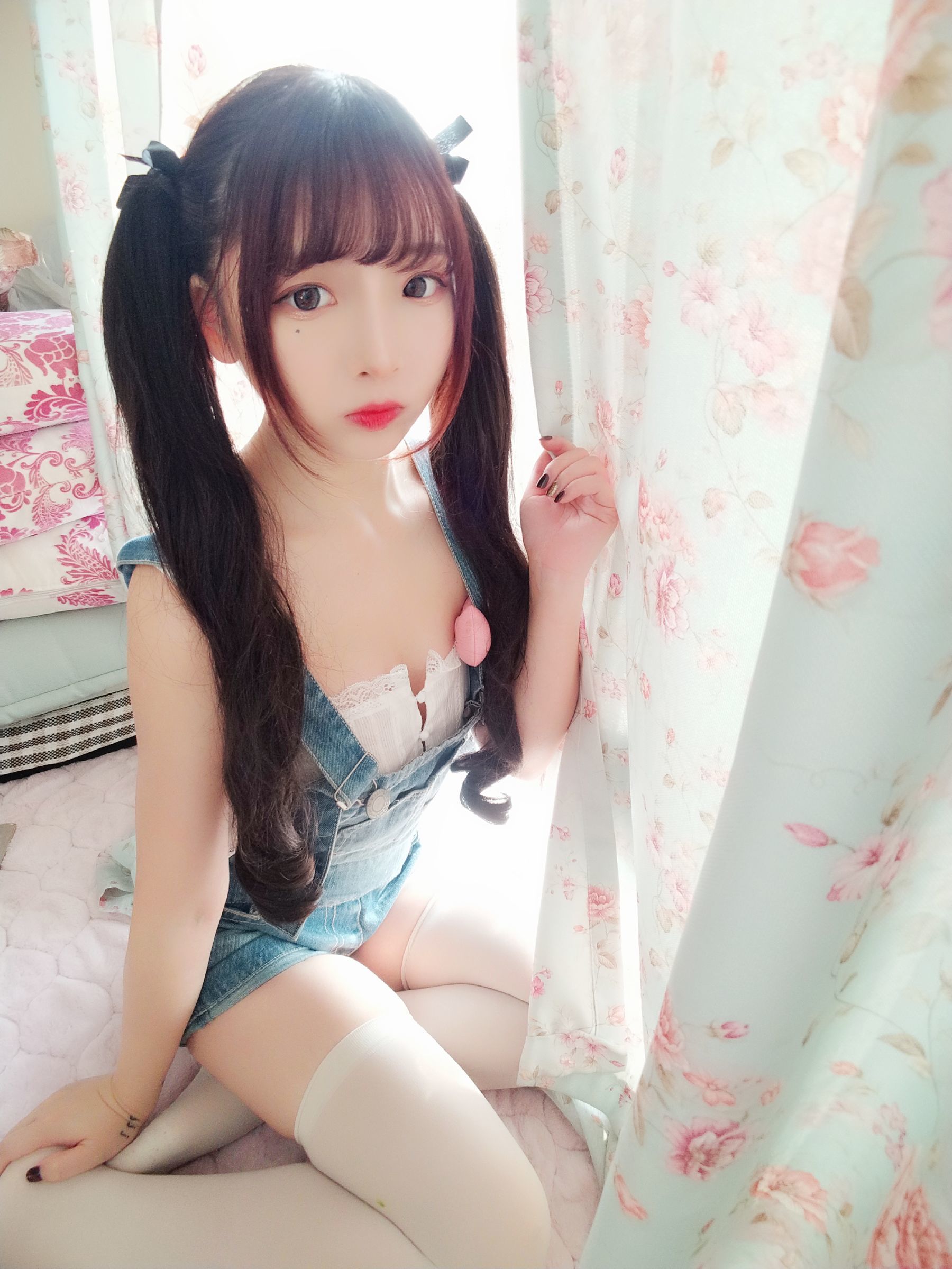 二次元美女古川kagura 牛仔吊带短裤