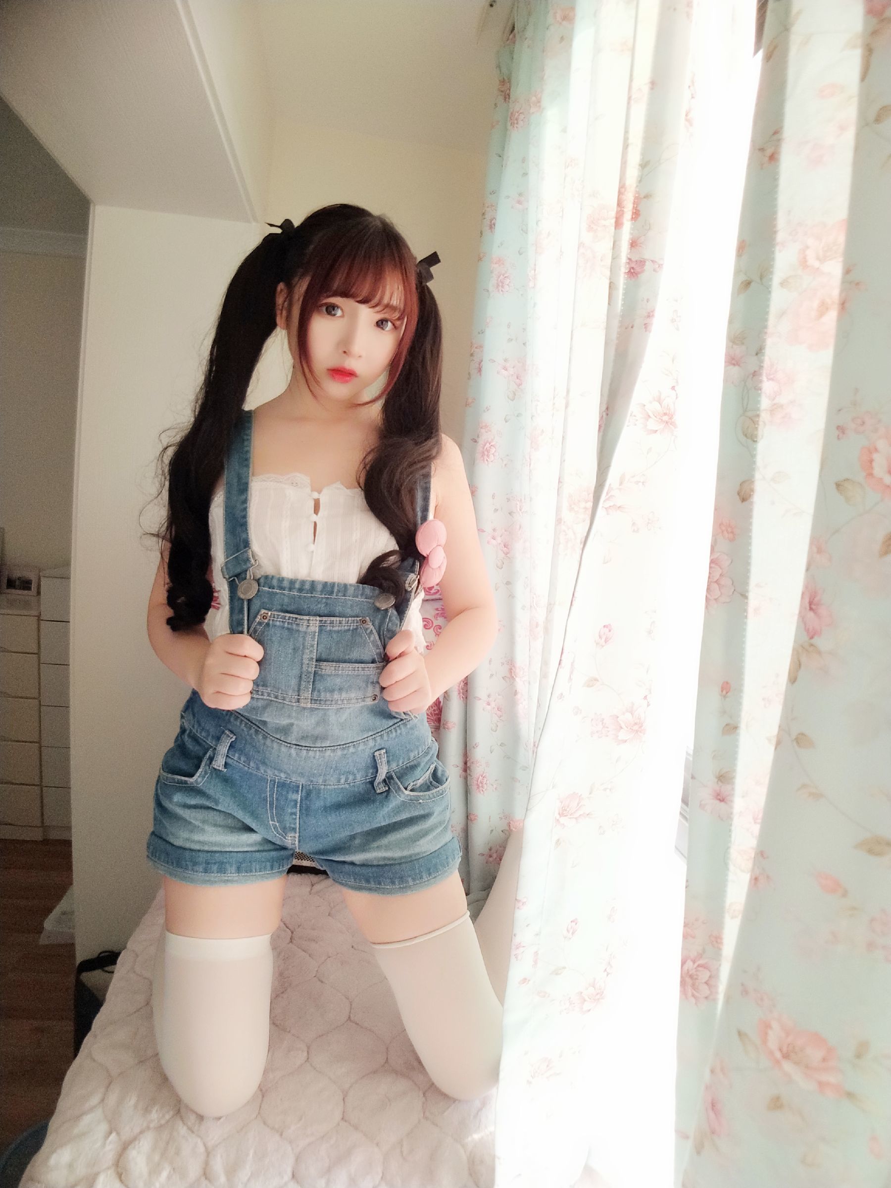 二次元美女古川kagura 牛仔吊带短裤