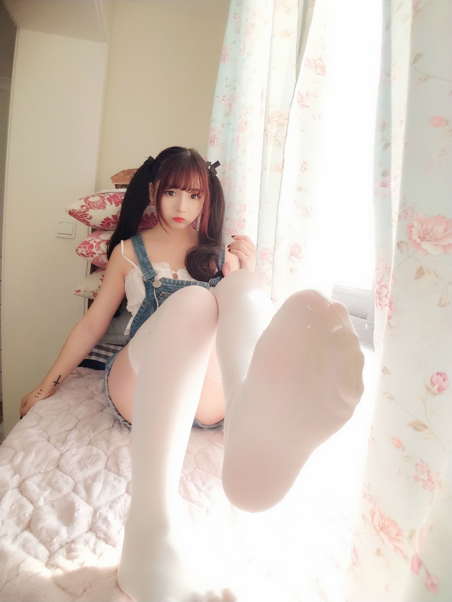 二次元美女古川kagura 牛仔吊带短裤