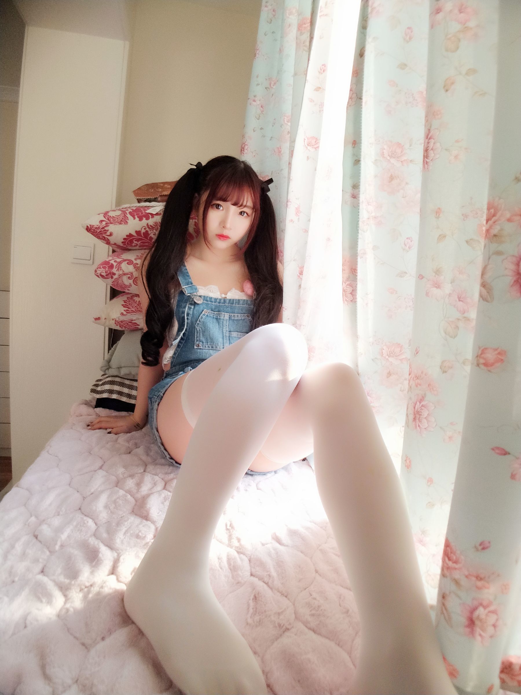 二次元美女古川kagura 牛仔吊带短裤
