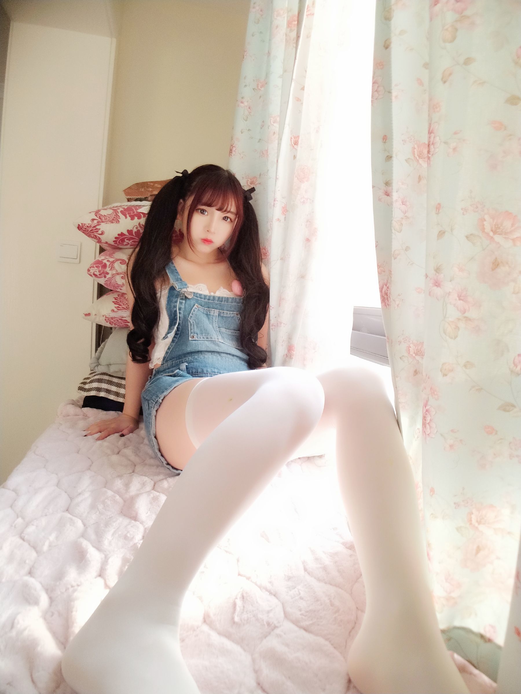 二次元美女古川kagura 牛仔吊带短裤