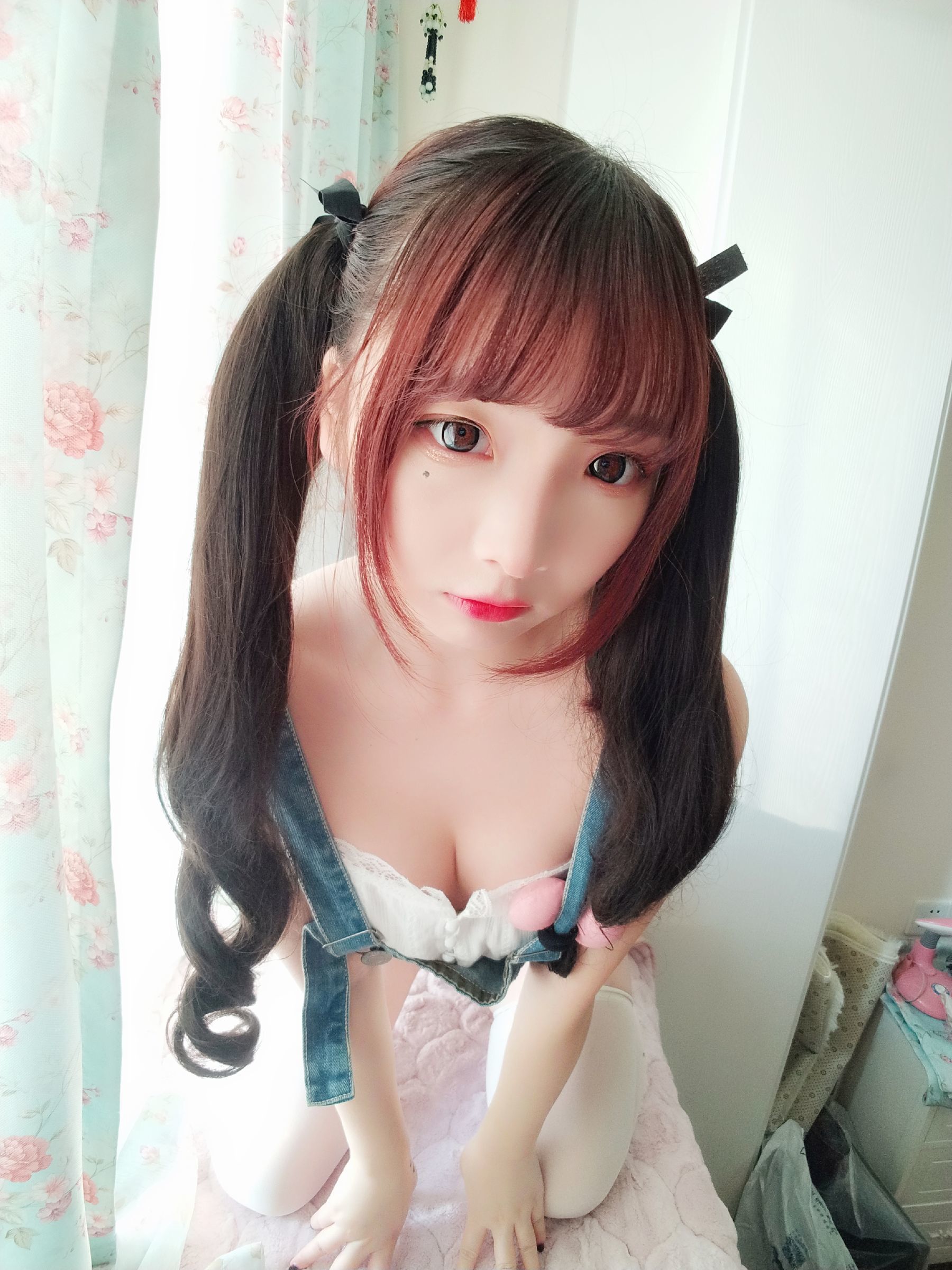 二次元美女古川kagura 牛仔吊带短裤