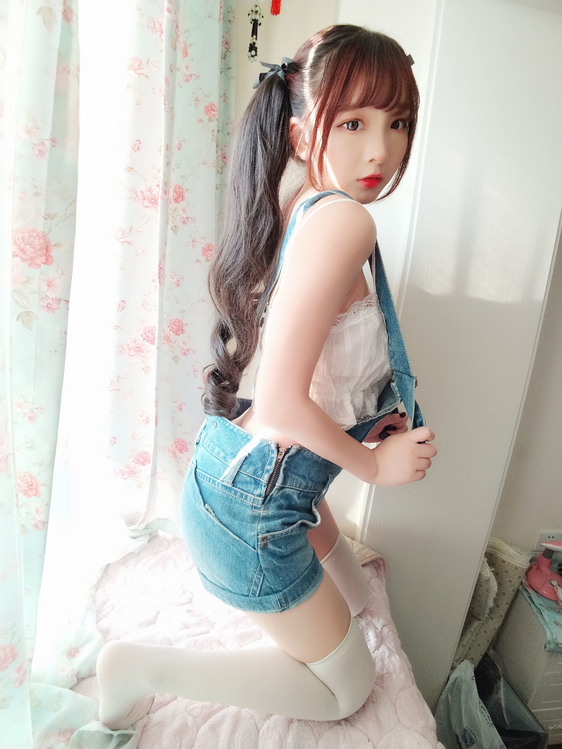 二次元美女古川kagura 牛仔吊带短裤
