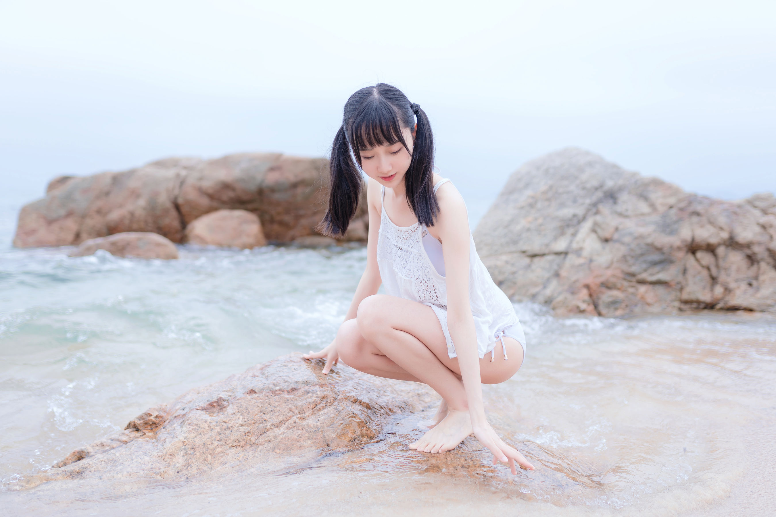 萌系小姐姐木绵绵OwO 海边白色比基尼