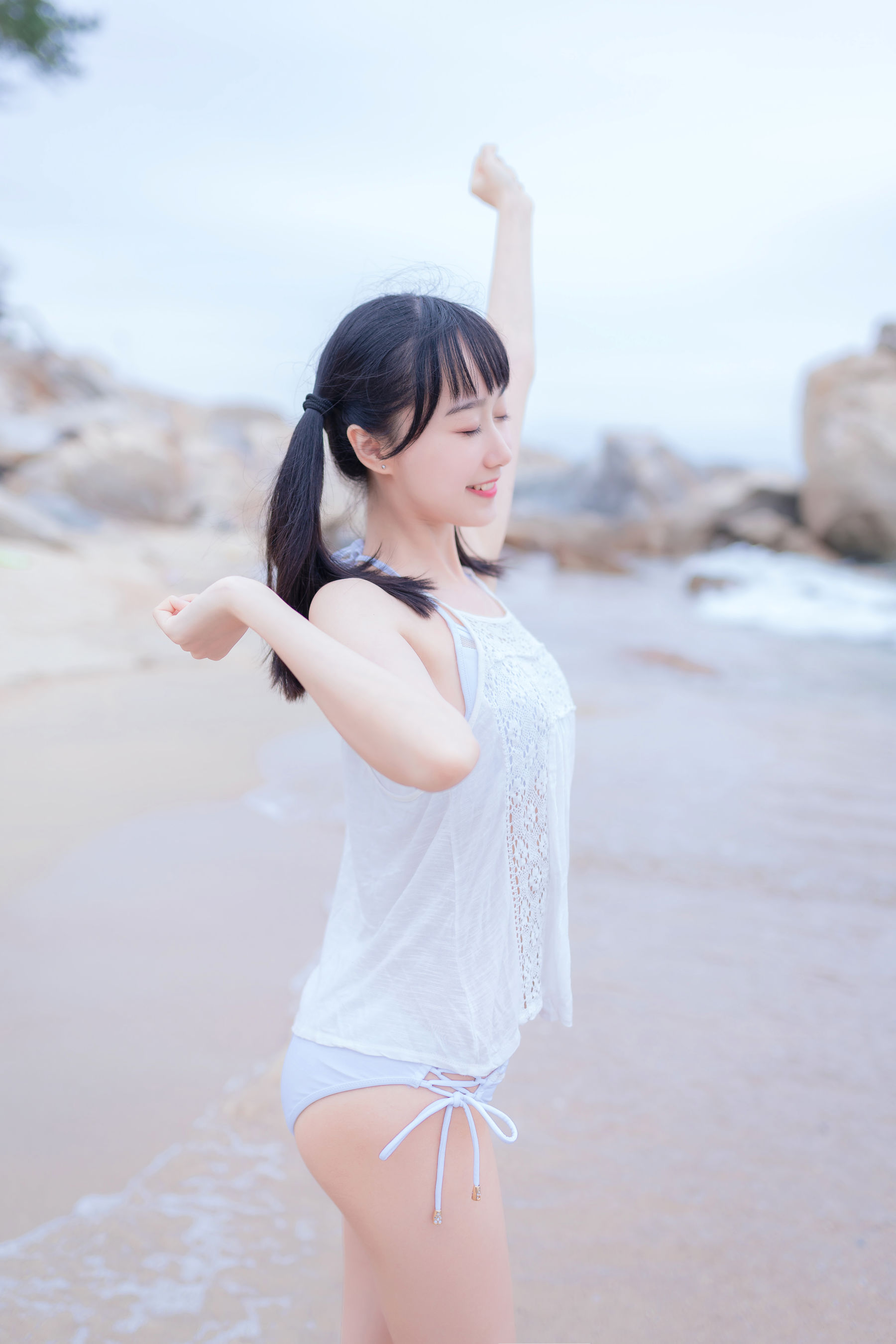 萌系小姐姐木绵绵OwO 海边白色比基尼