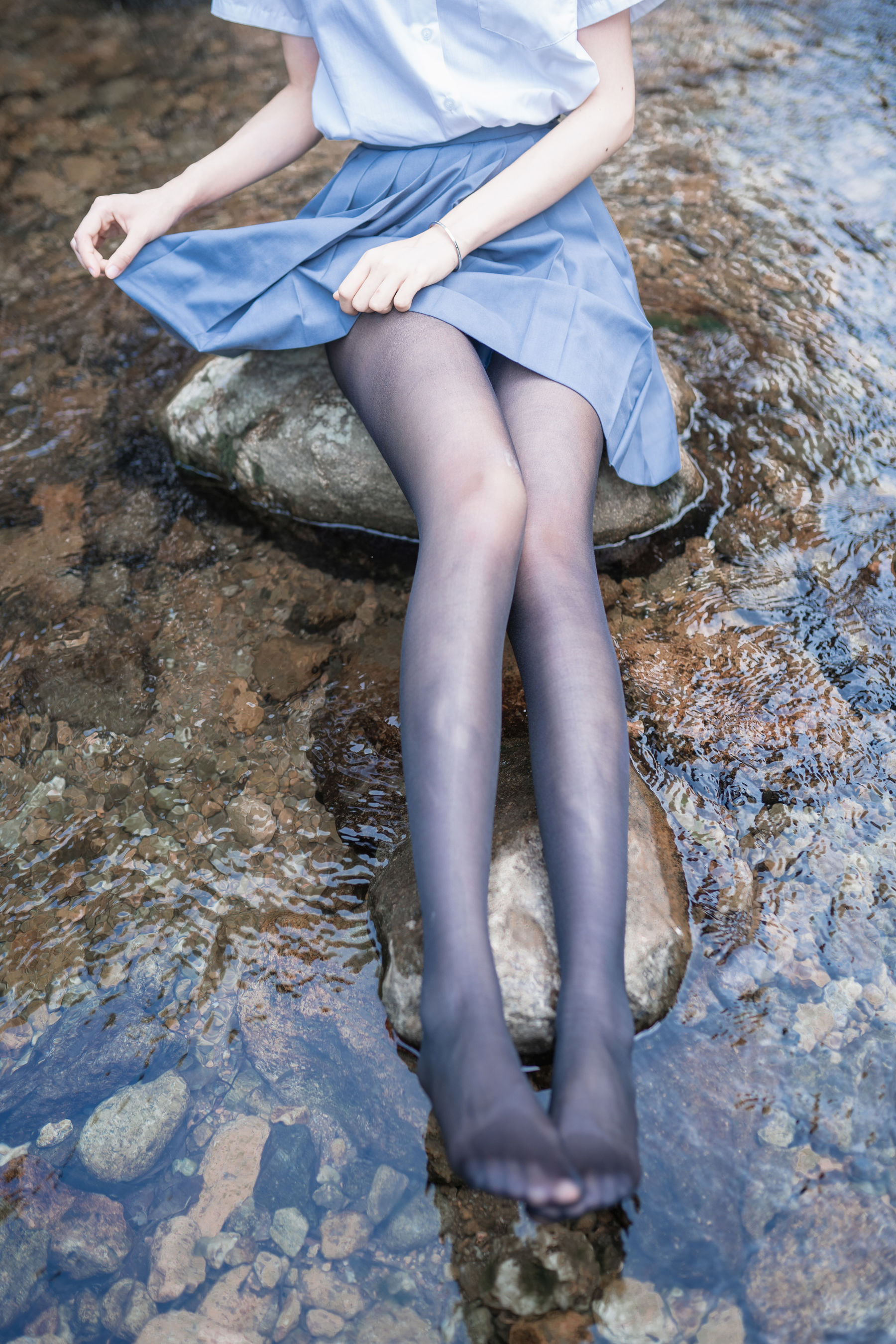 萌系小姐姐木绵绵OwO 水色溪边制服