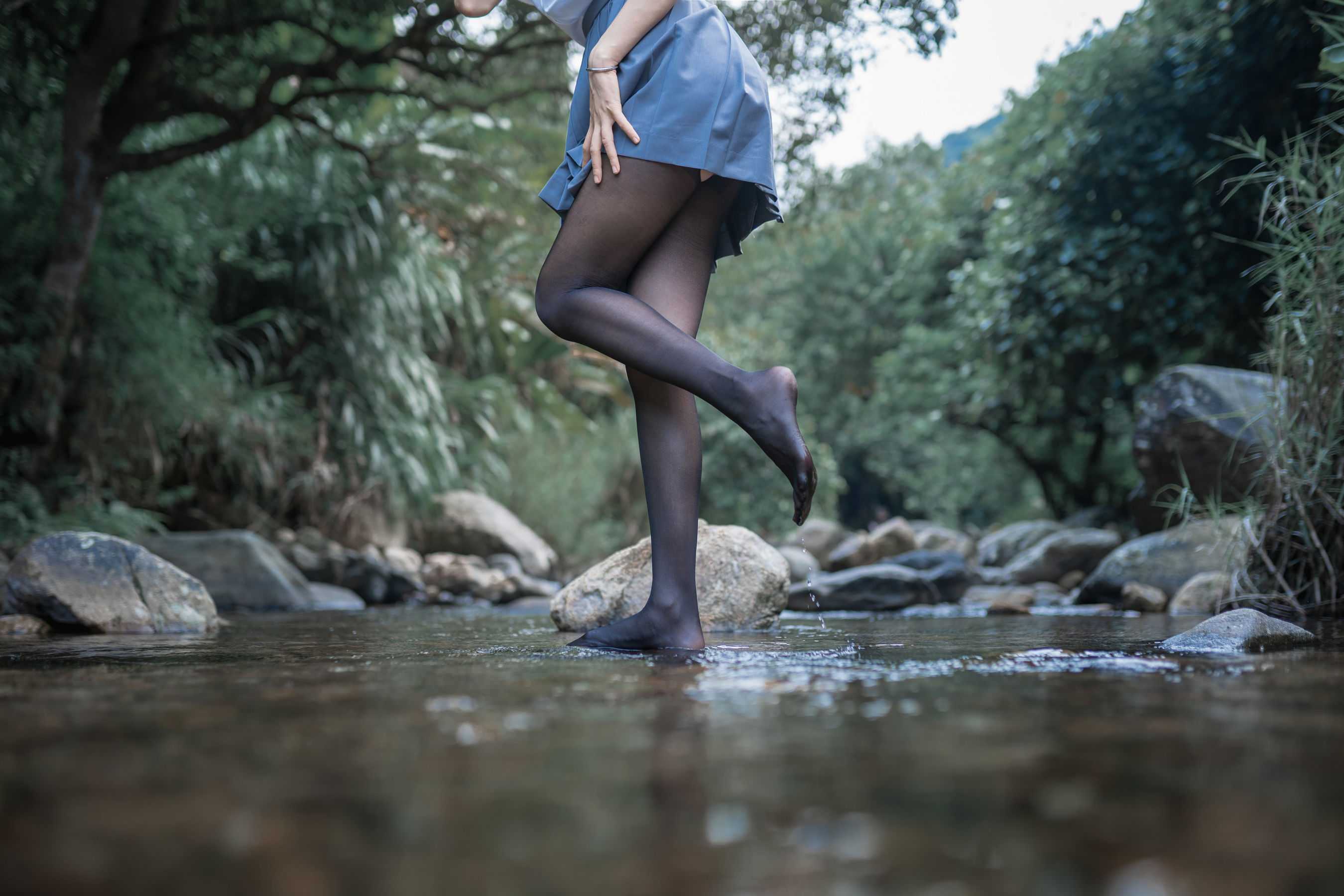 萌系小姐姐木绵绵OwO 水色溪边制服