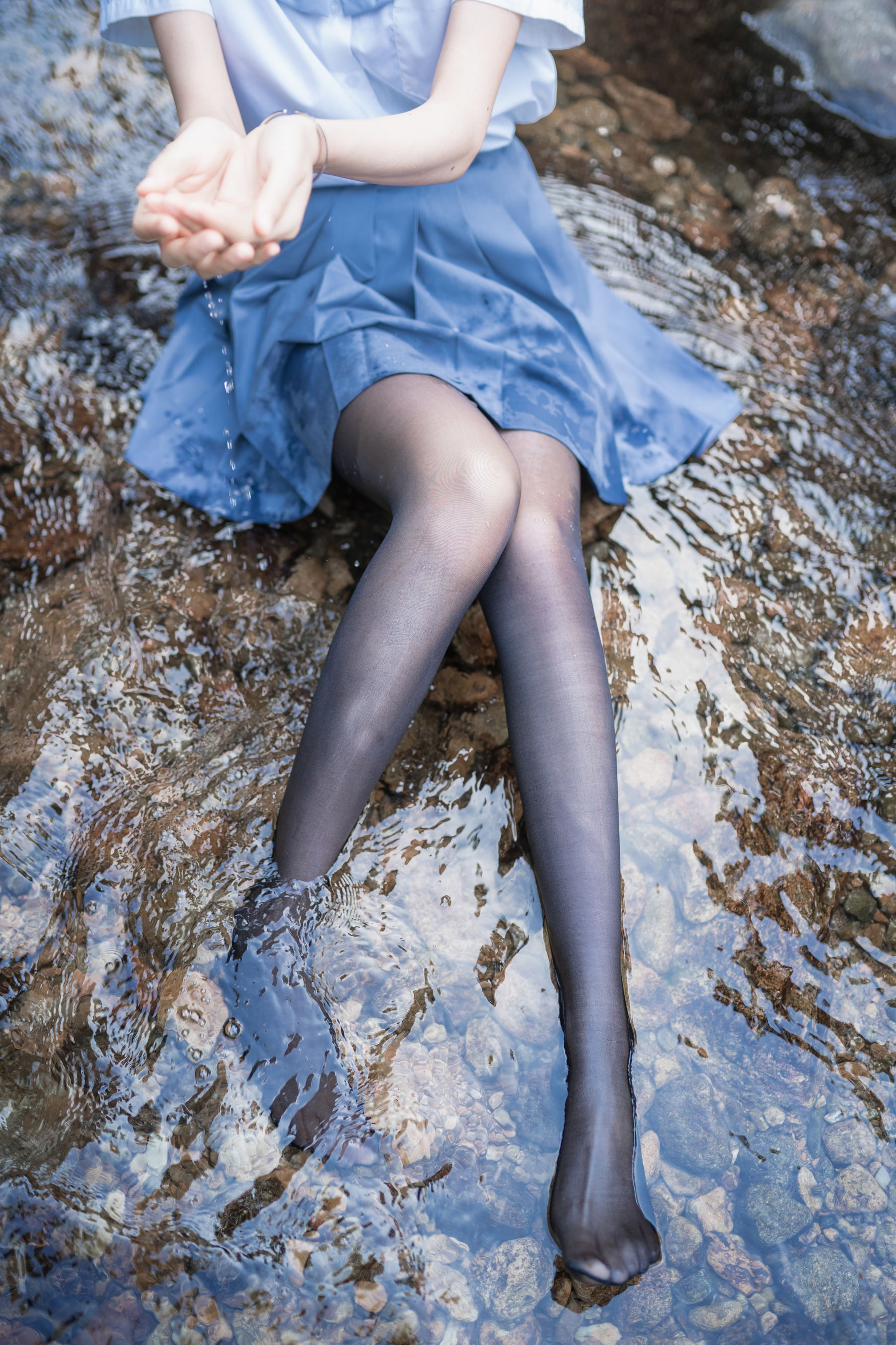 萌系小姐姐木绵绵OwO 水色溪边制服