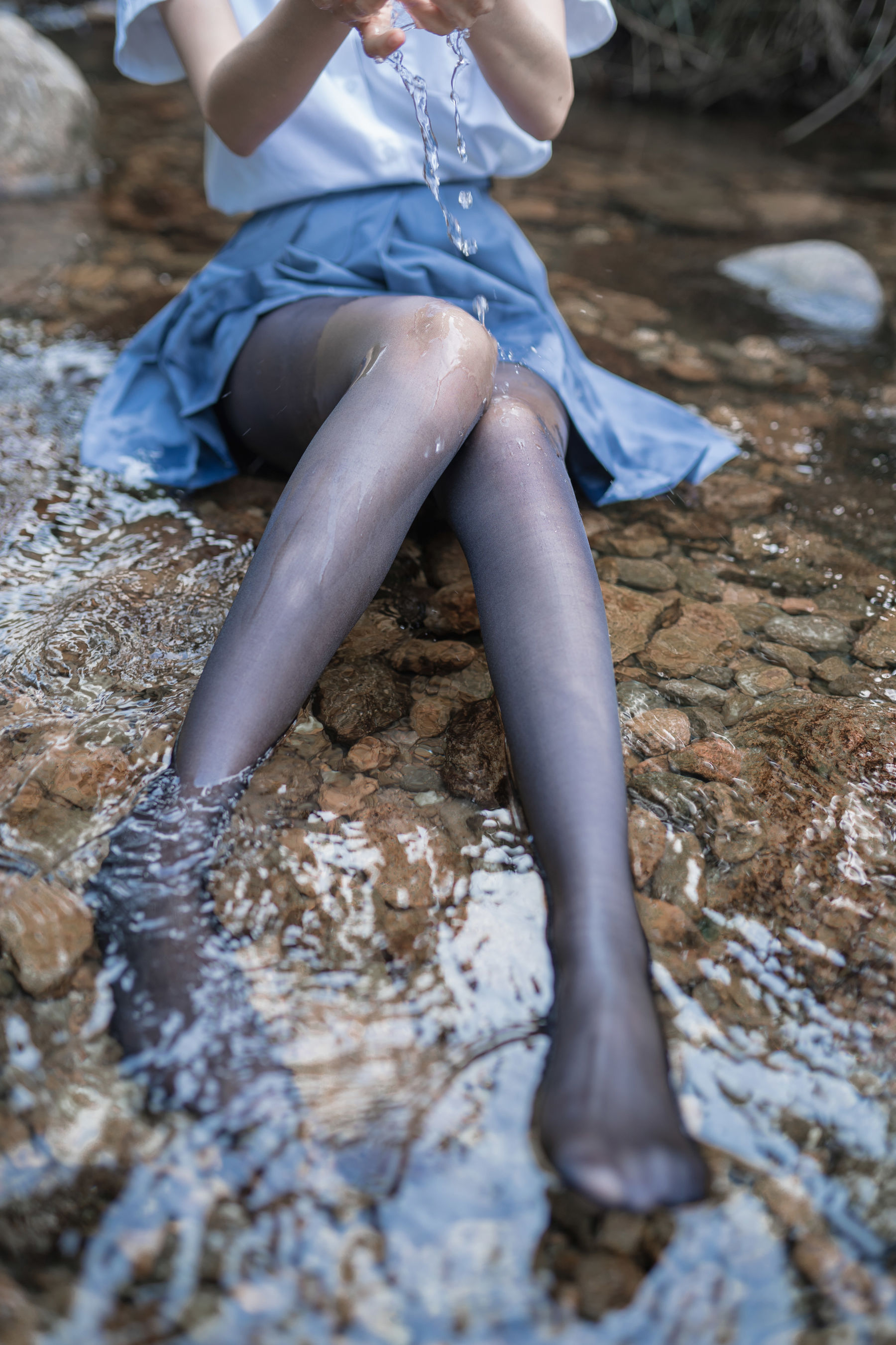 萌系小姐姐木绵绵OwO 水色溪边制服