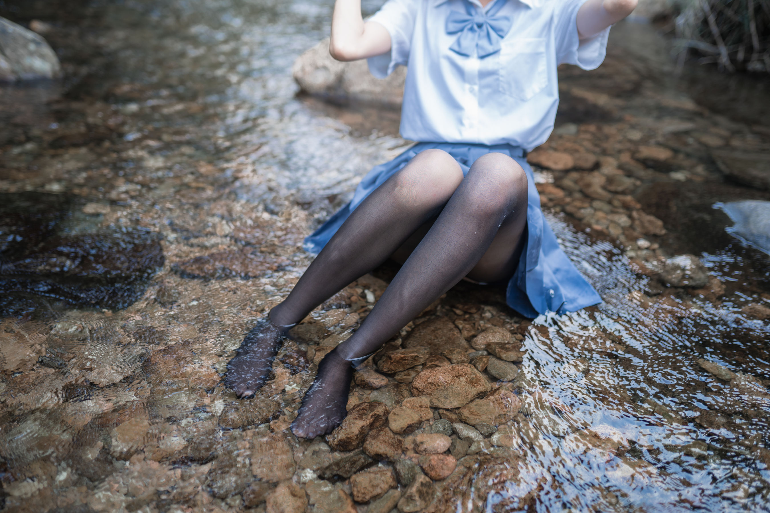 萌系小姐姐木绵绵OwO 水色溪边制服