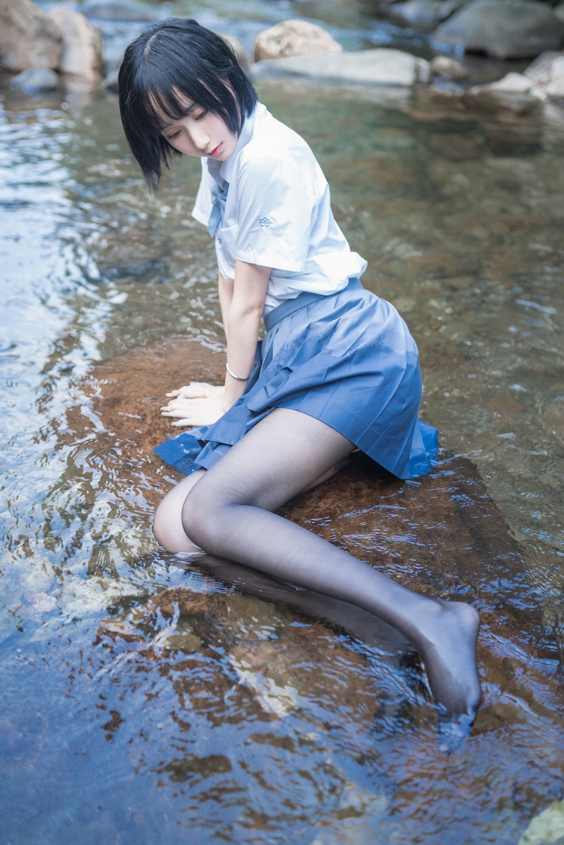 萌系小姐姐木绵绵OwO 水色溪边制服