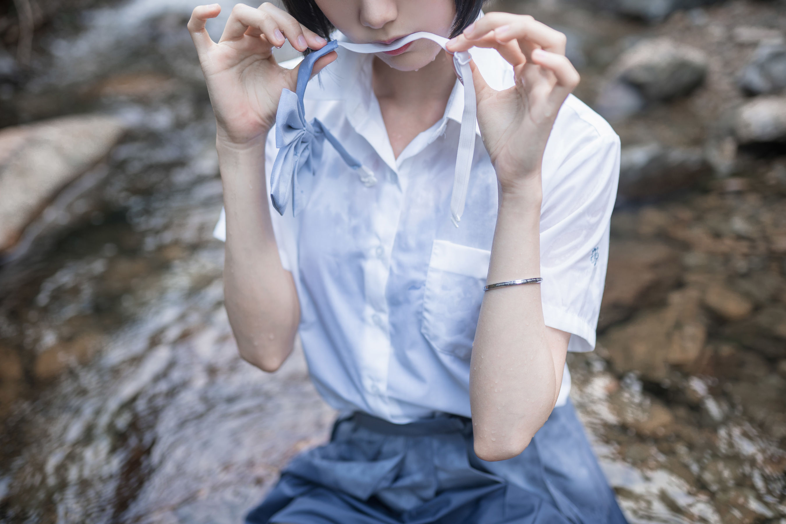 萌系小姐姐木绵绵OwO 水色溪边制服