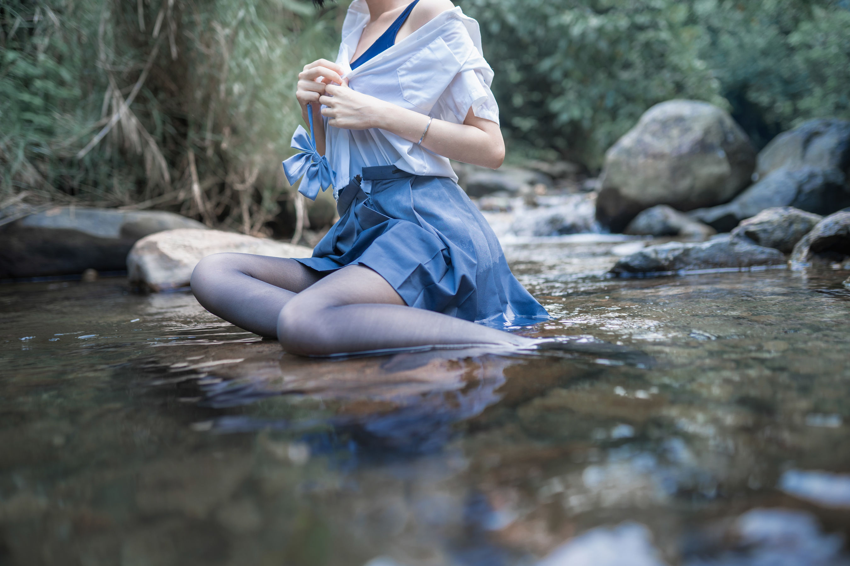 萌系小姐姐木绵绵OwO 水色溪边制服