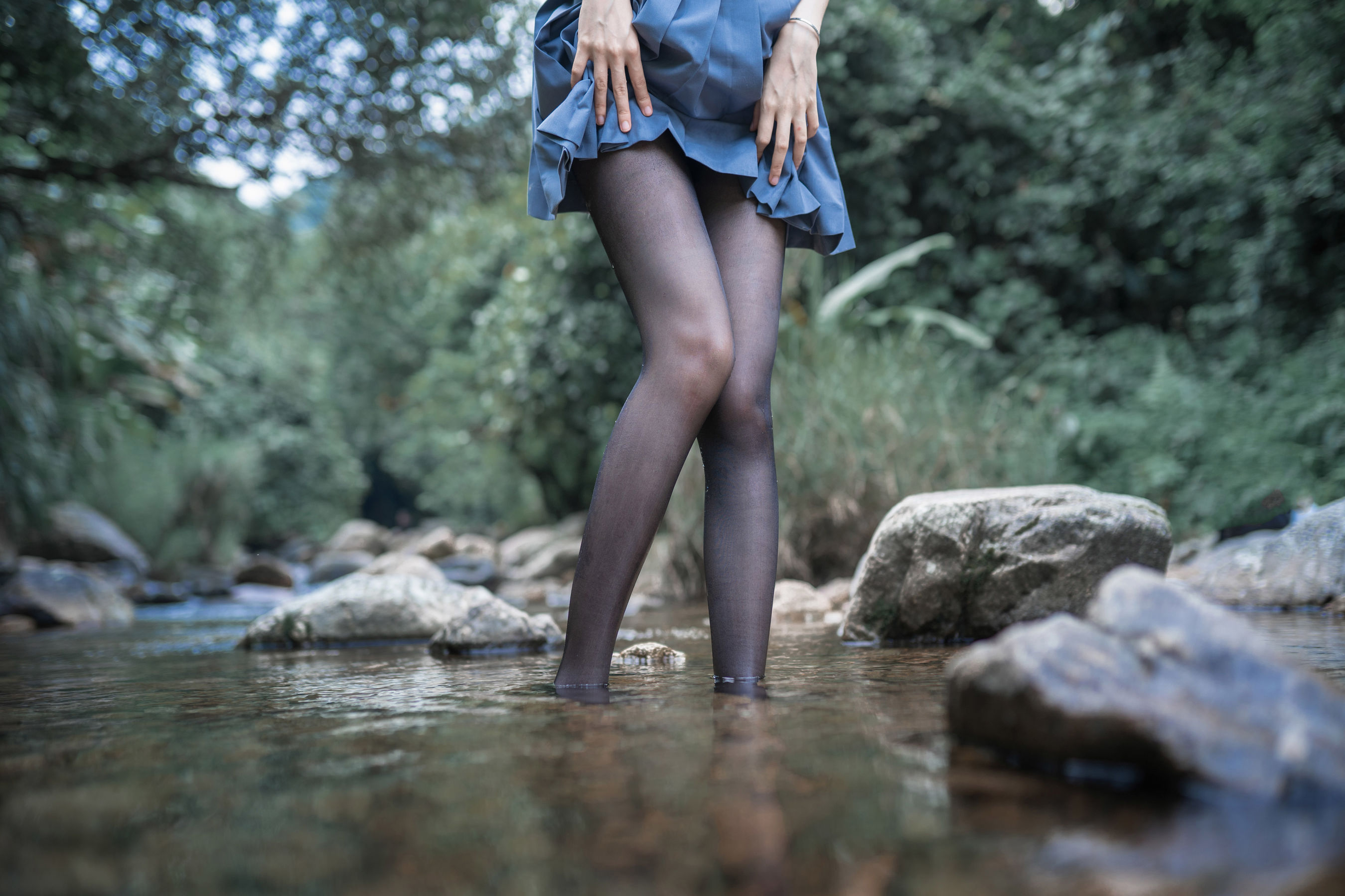 萌系小姐姐木绵绵OwO 水色溪边制服