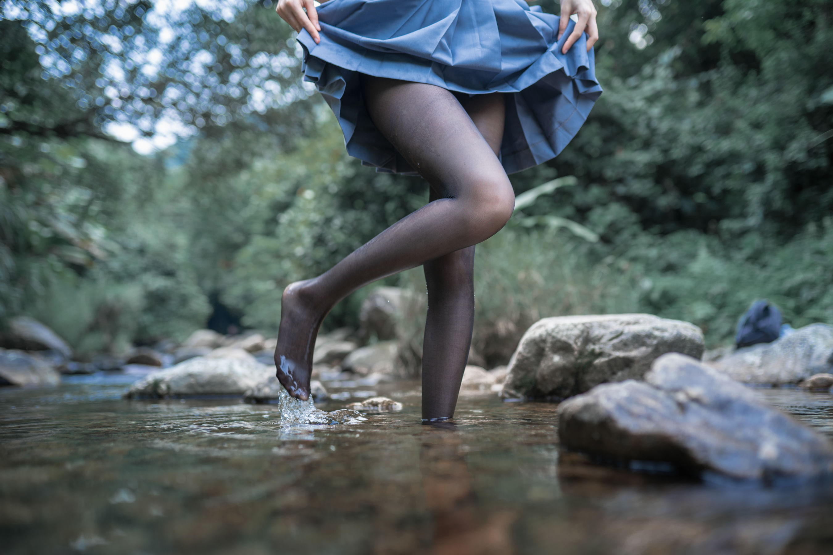 萌系小姐姐木绵绵OwO 水色溪边制服
