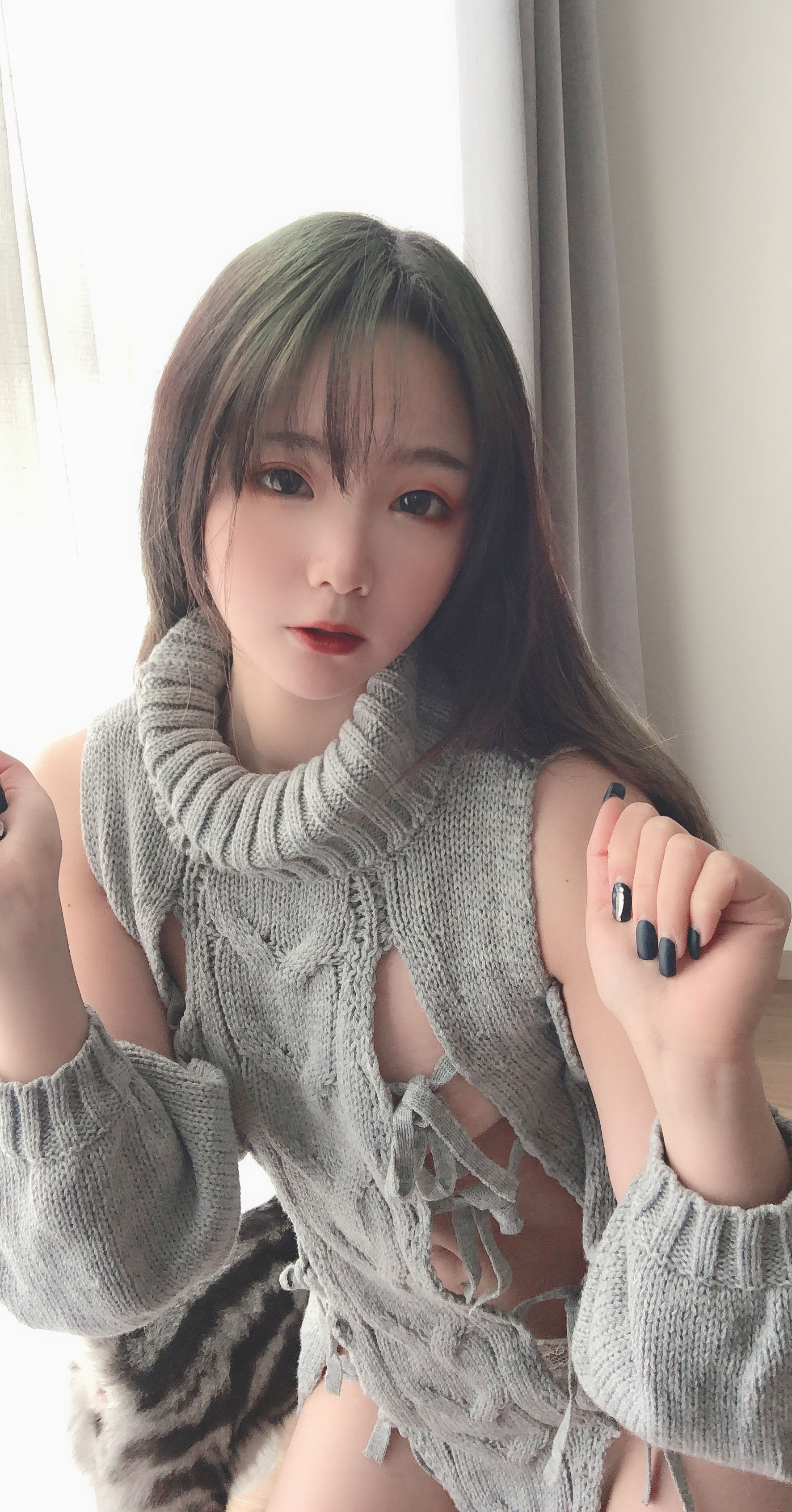 萌妹是青水 露背毛衣