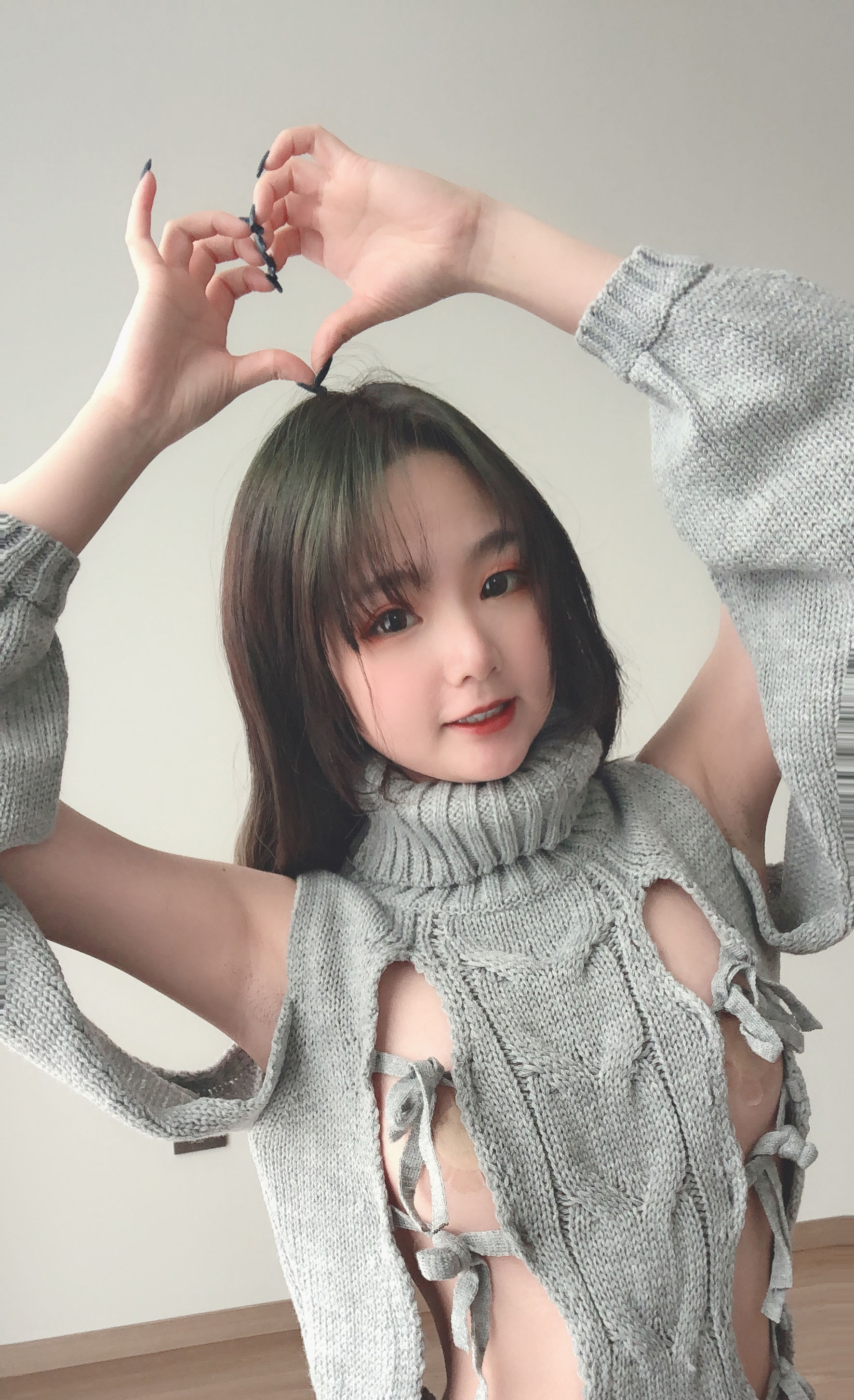萌妹是青水 露背毛衣
