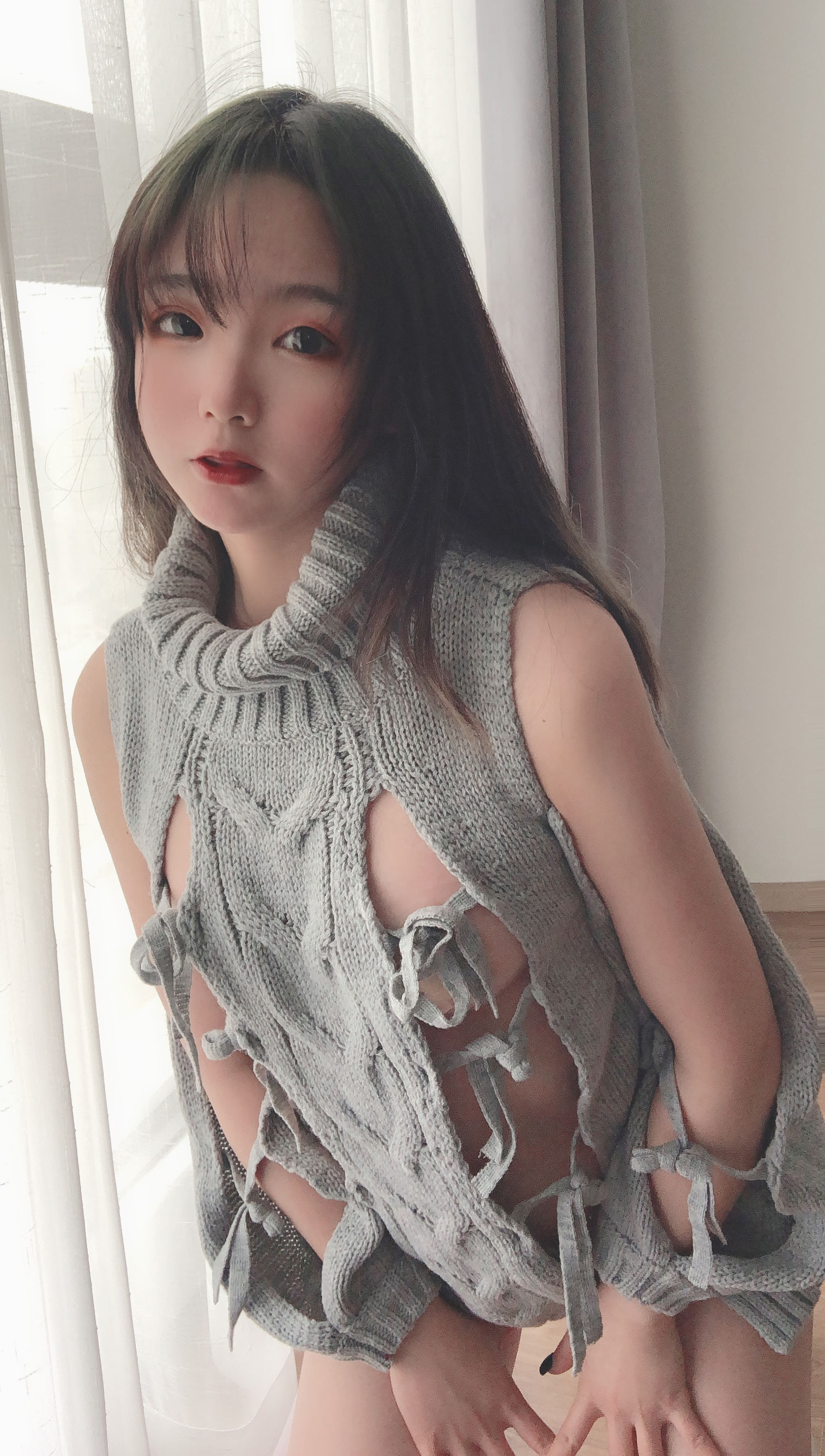 萌妹是青水 露背毛衣