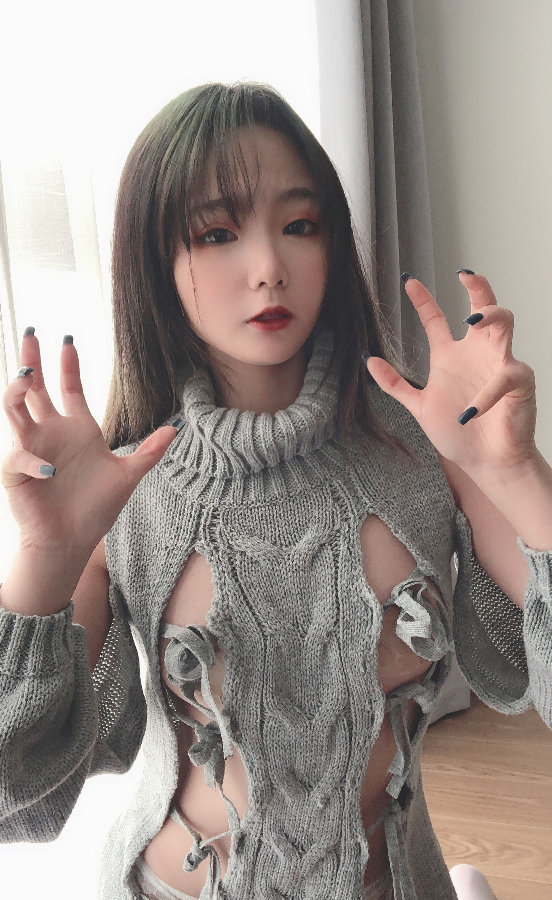 萌妹是青水 露背毛衣