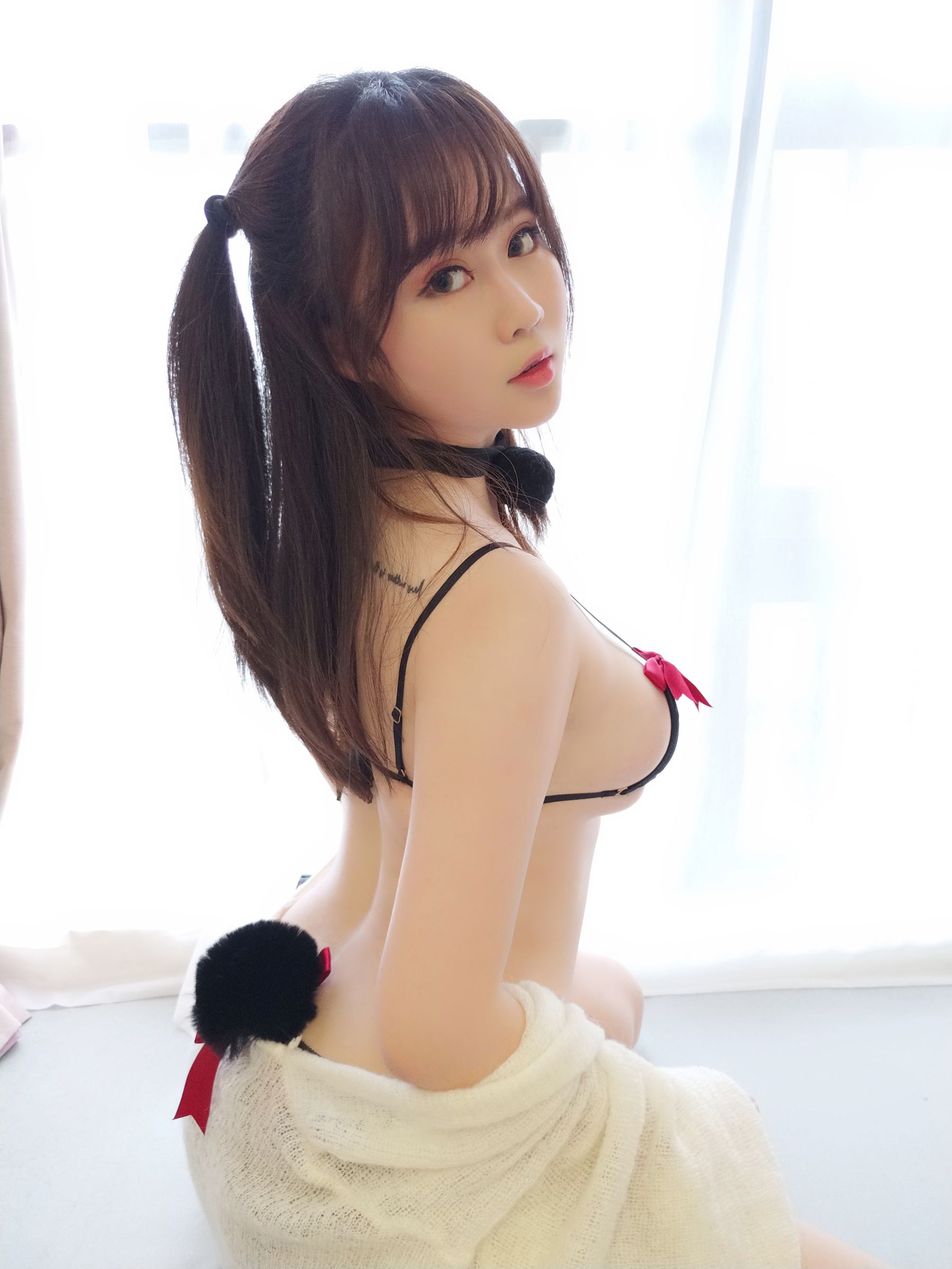 蜜桃少女是依酱呀 黑色情趣内衣