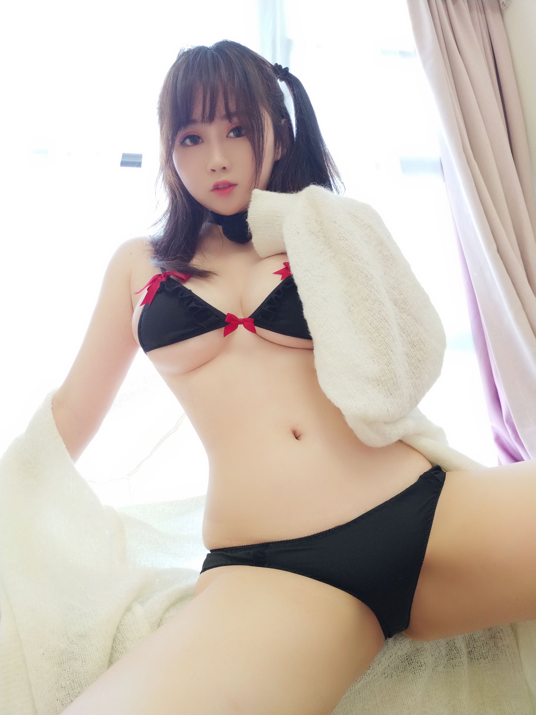 蜜桃少女是依酱呀 黑色情趣内衣