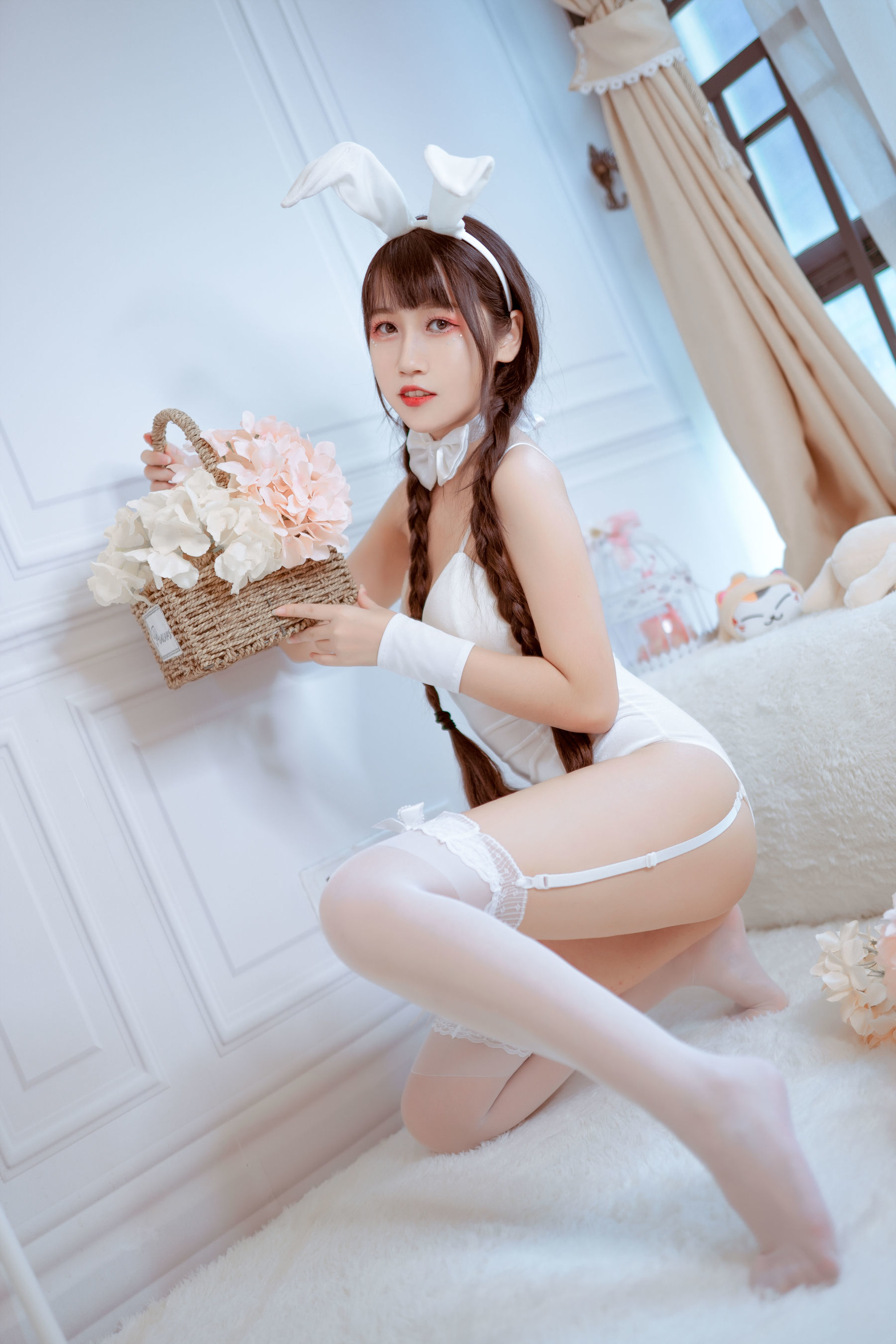微博人气Coser不呆猫 白色兔女郎