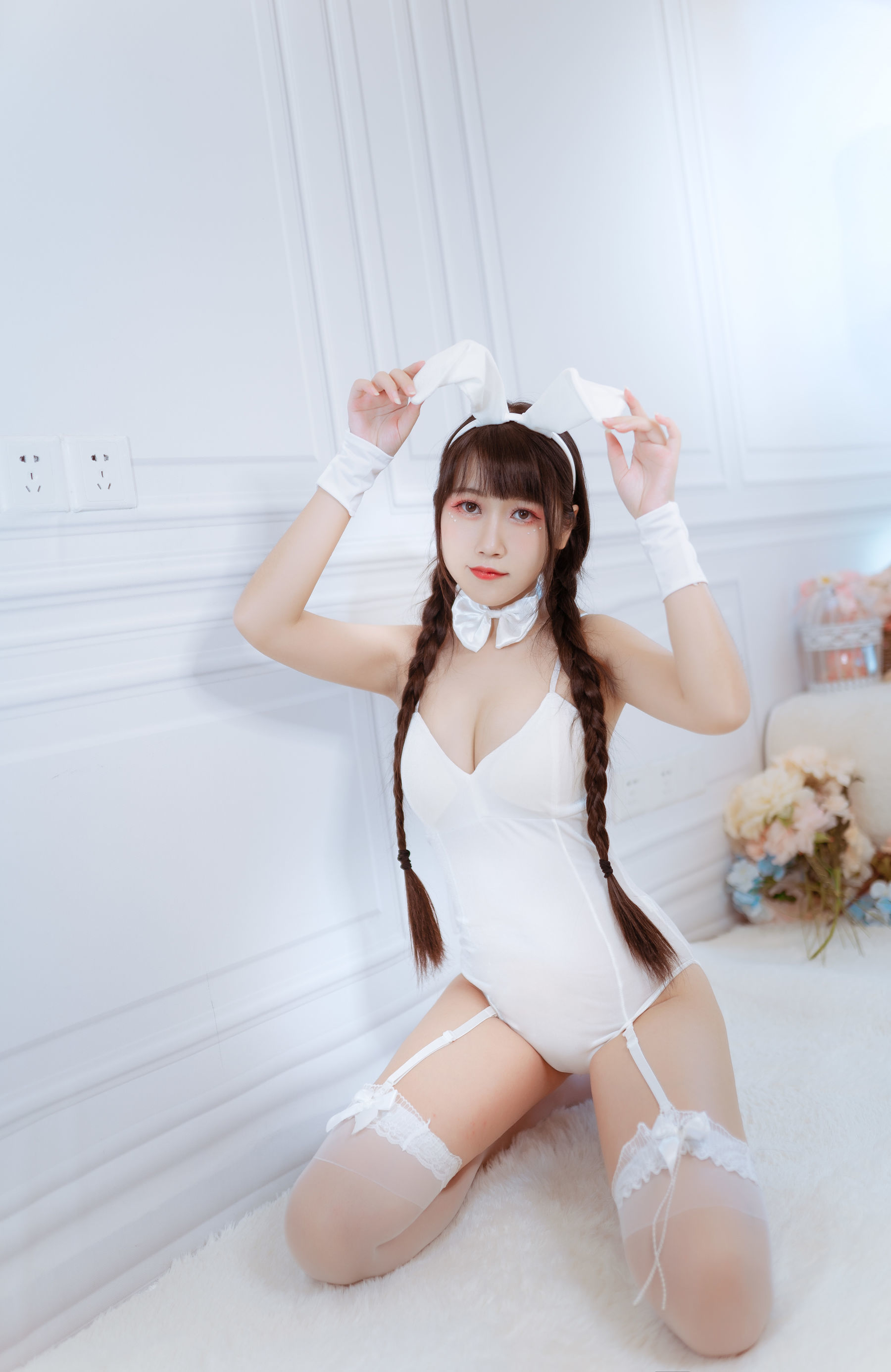 微博人气Coser不呆猫 白色兔女郎