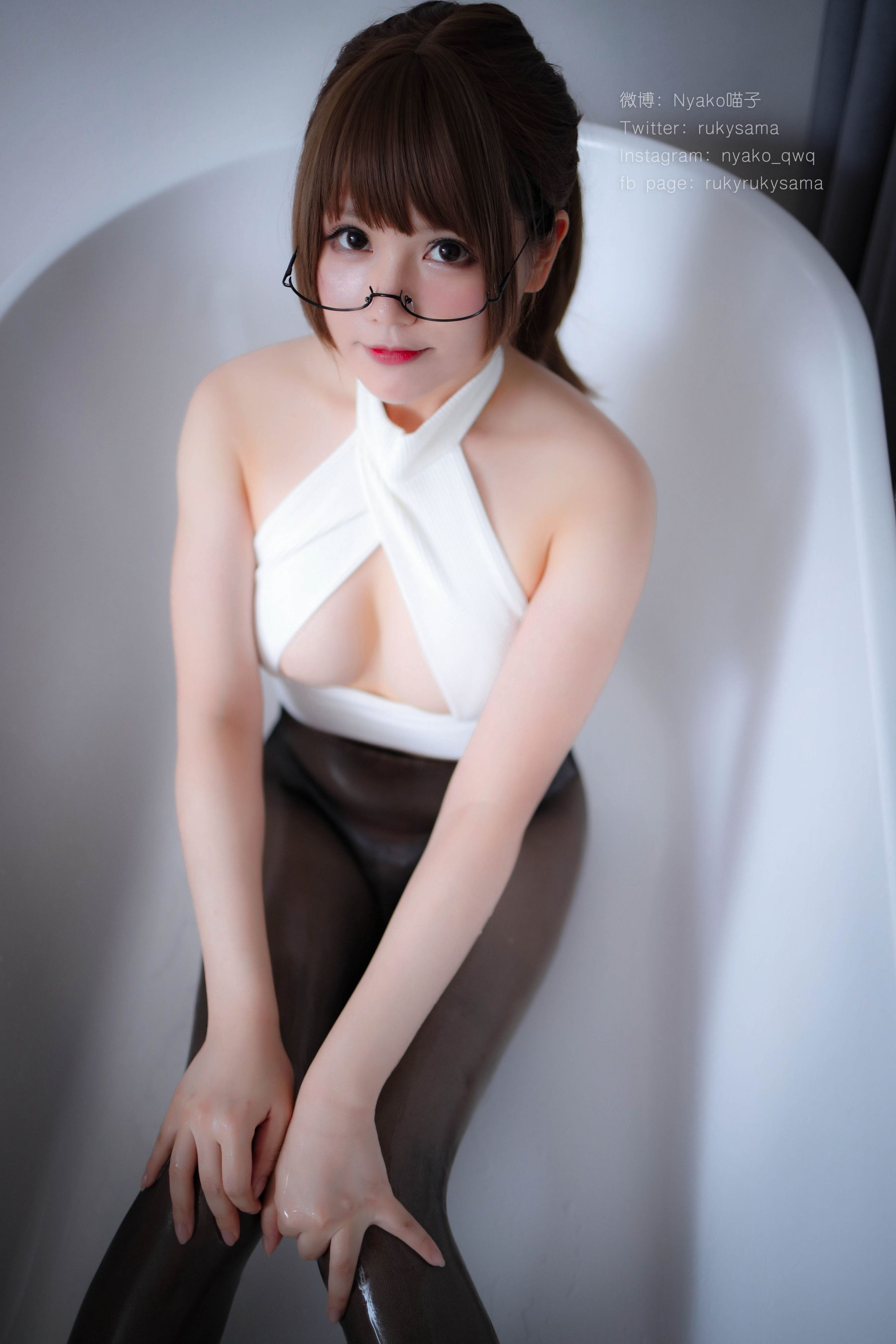 萌妹子Nyako喵子 黑丝制服眼镜娘