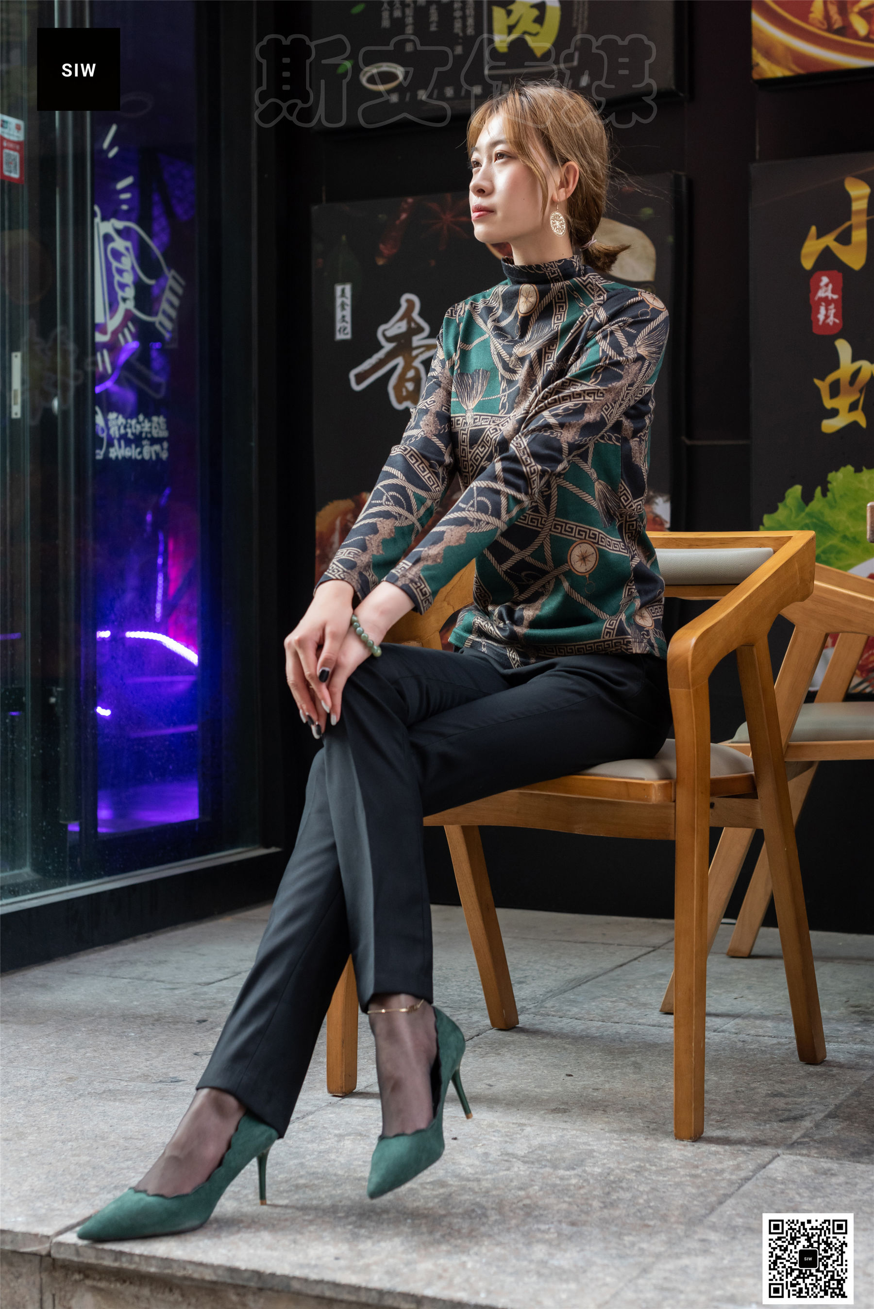 [斯文传媒SIW]  新芳 餐馆门前