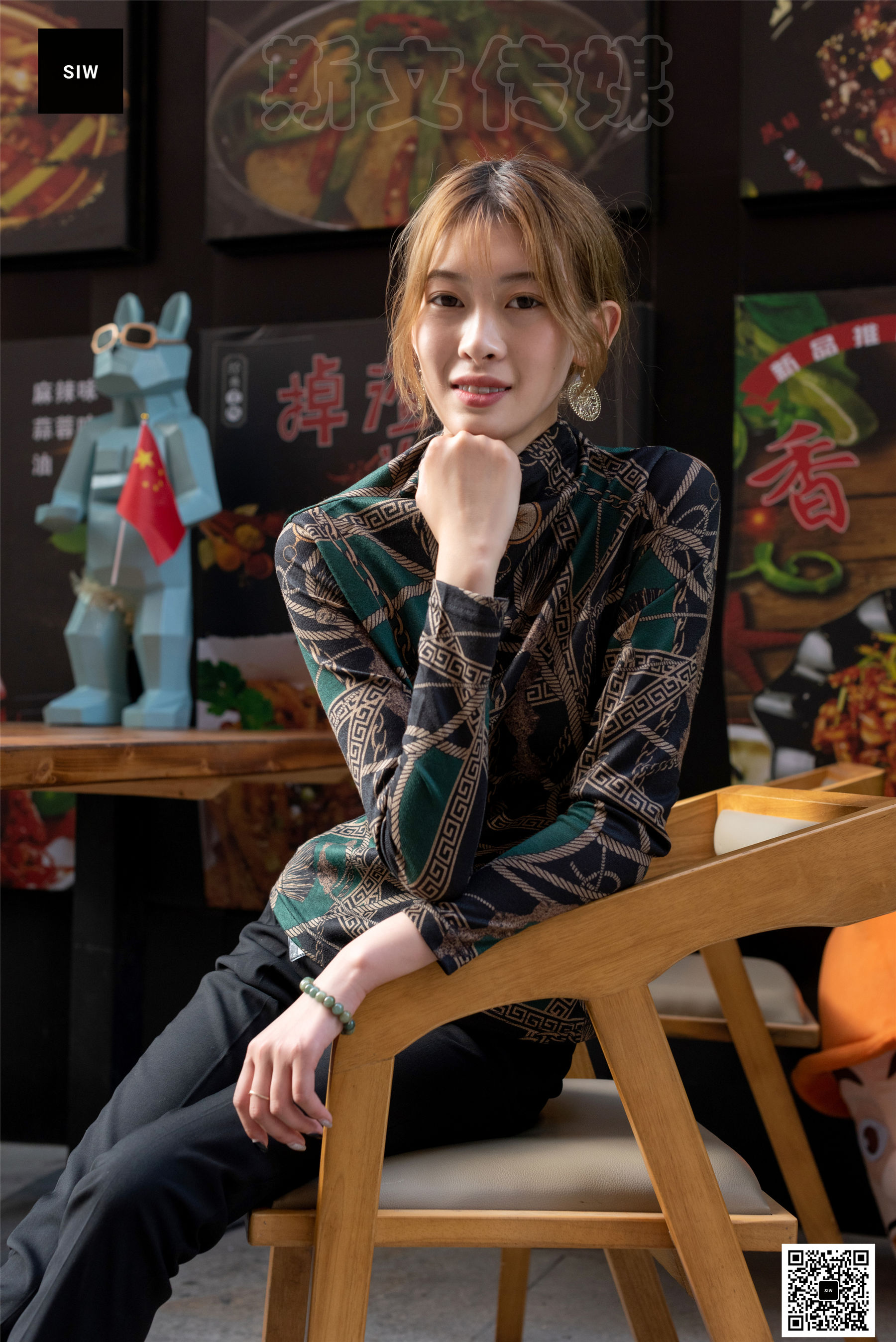 [斯文传媒SIW]  新芳 餐馆门前