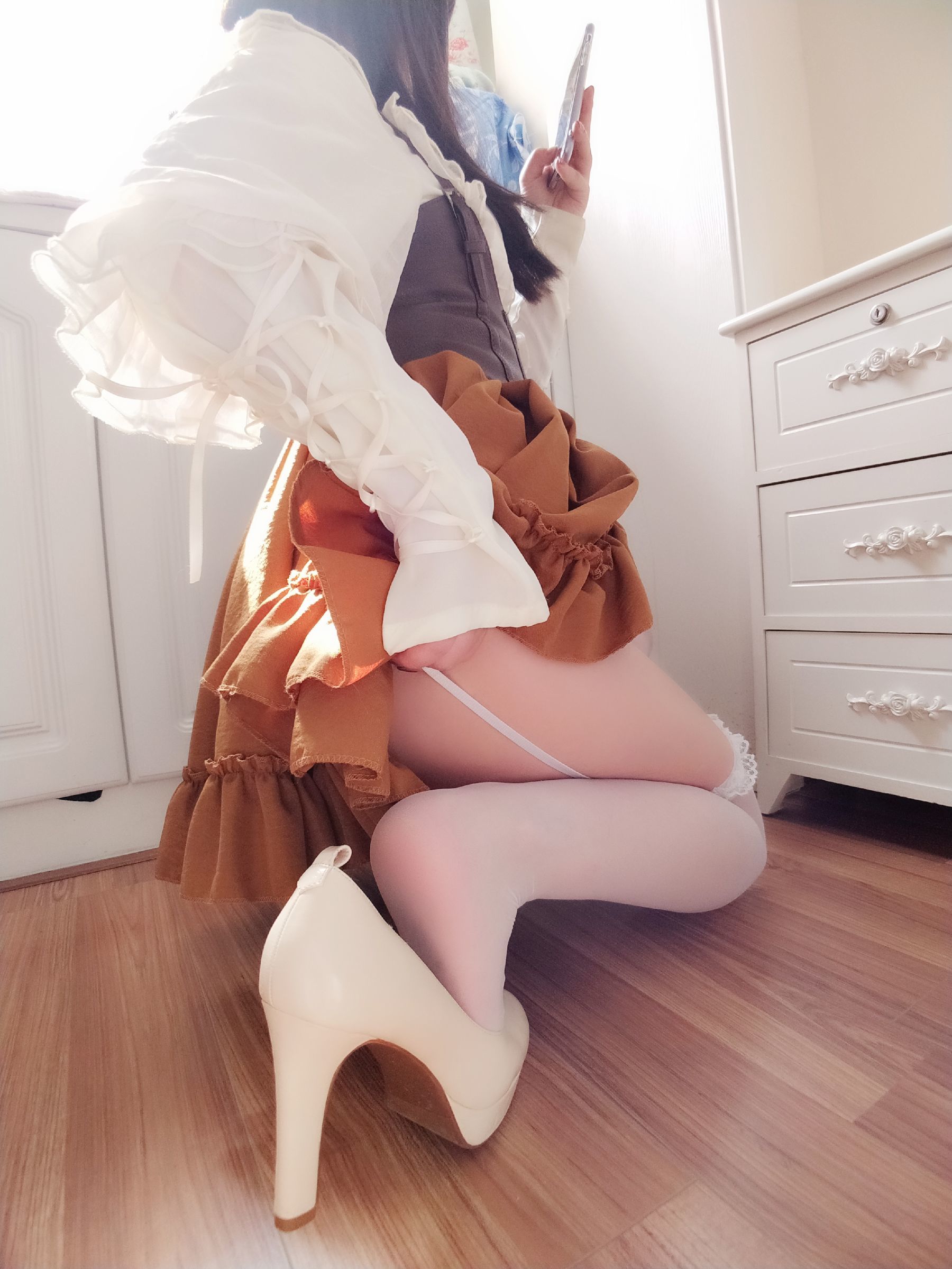 [COS福利] 二次元美女古川kagura - 蕾丝长筒吊带丝袜