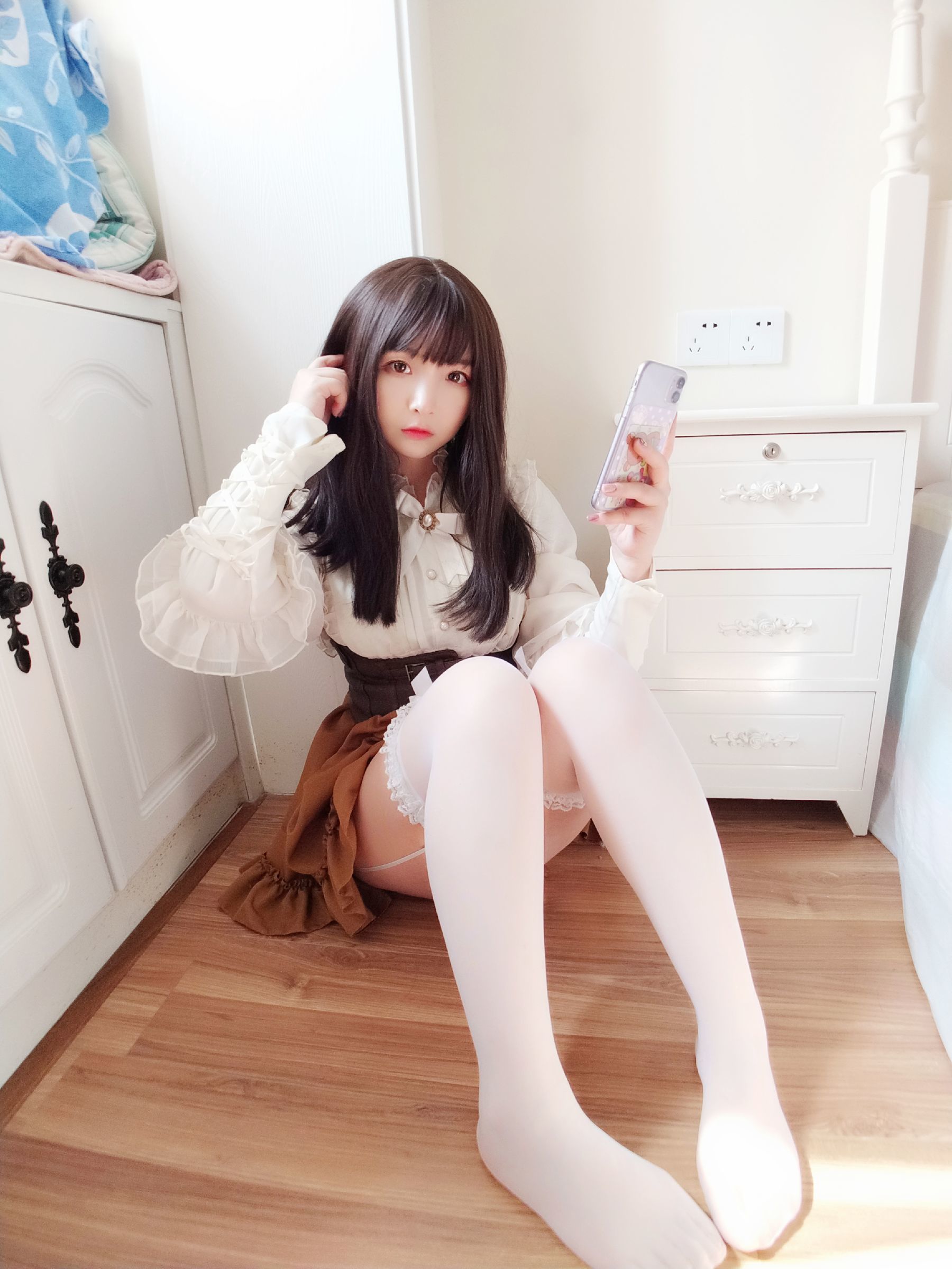 [COS福利] 二次元美女古川kagura - 蕾丝长筒吊带丝袜