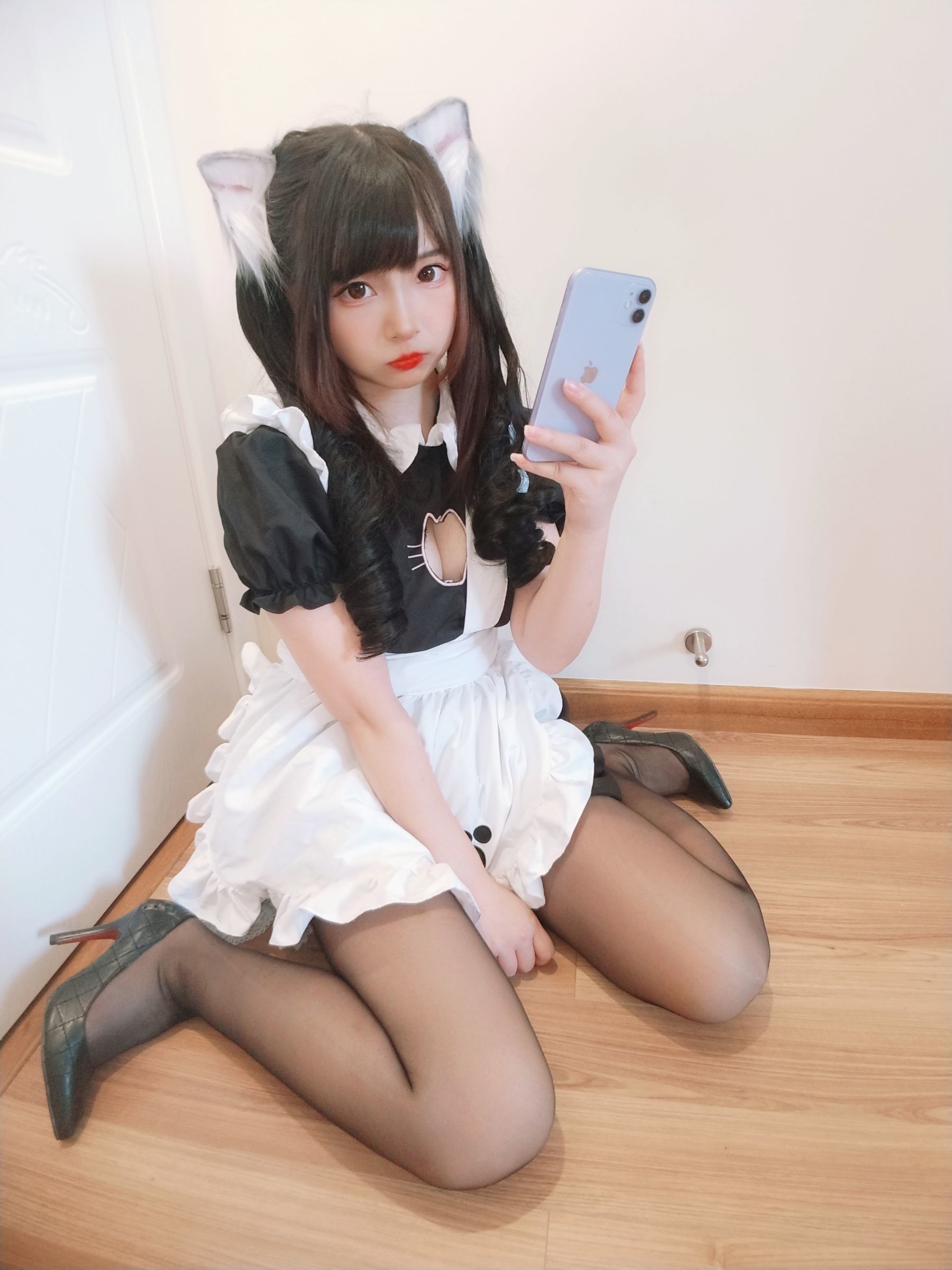 [COS福利] 二次元美女古川kagura - 黑丝开胸 猫耳女仆