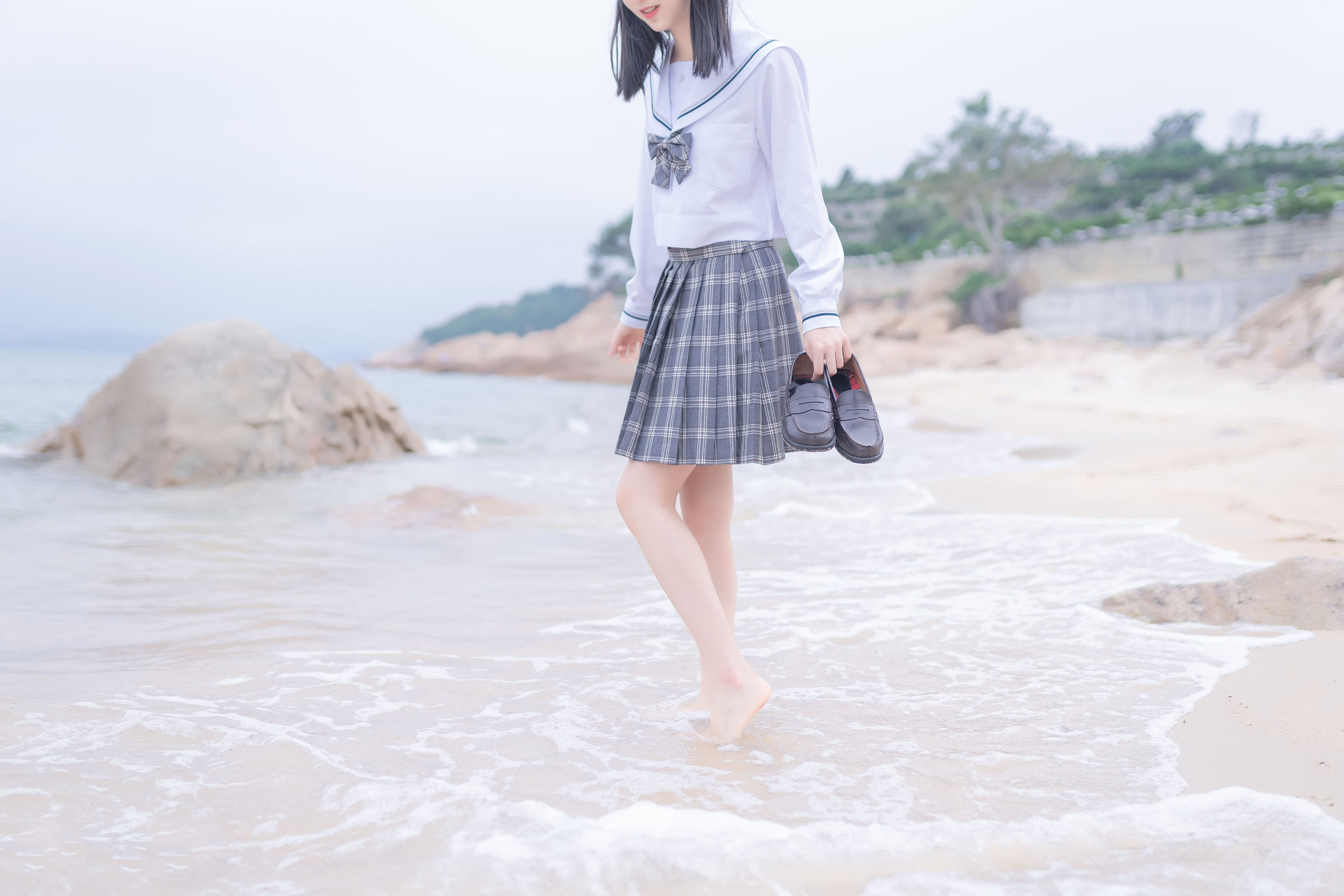 [COS福利] 萌系小姐姐木绵绵OwO - 海边JK