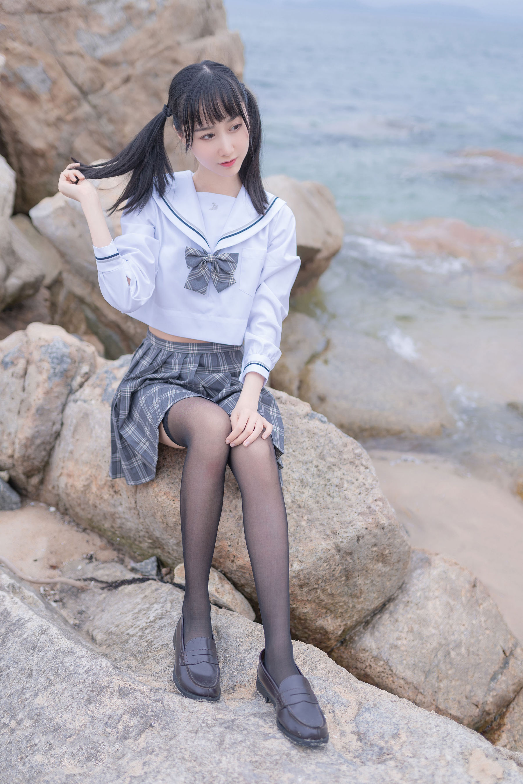 [COS福利] 萌系小姐姐木绵绵OwO - 海边JK
