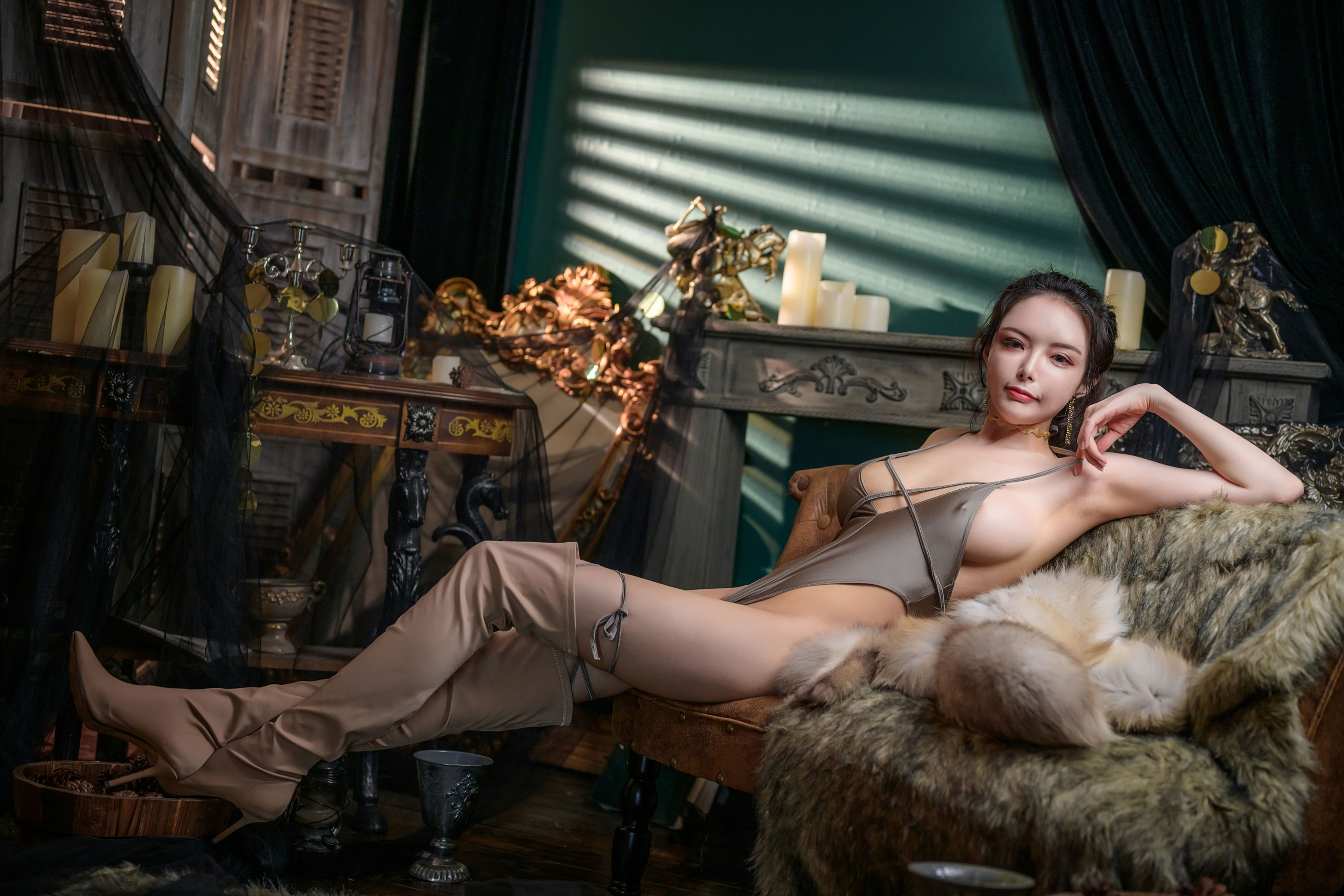 [福利COS] 秋和柯基(夏小秋秋秋) - 暗金色连体衣
