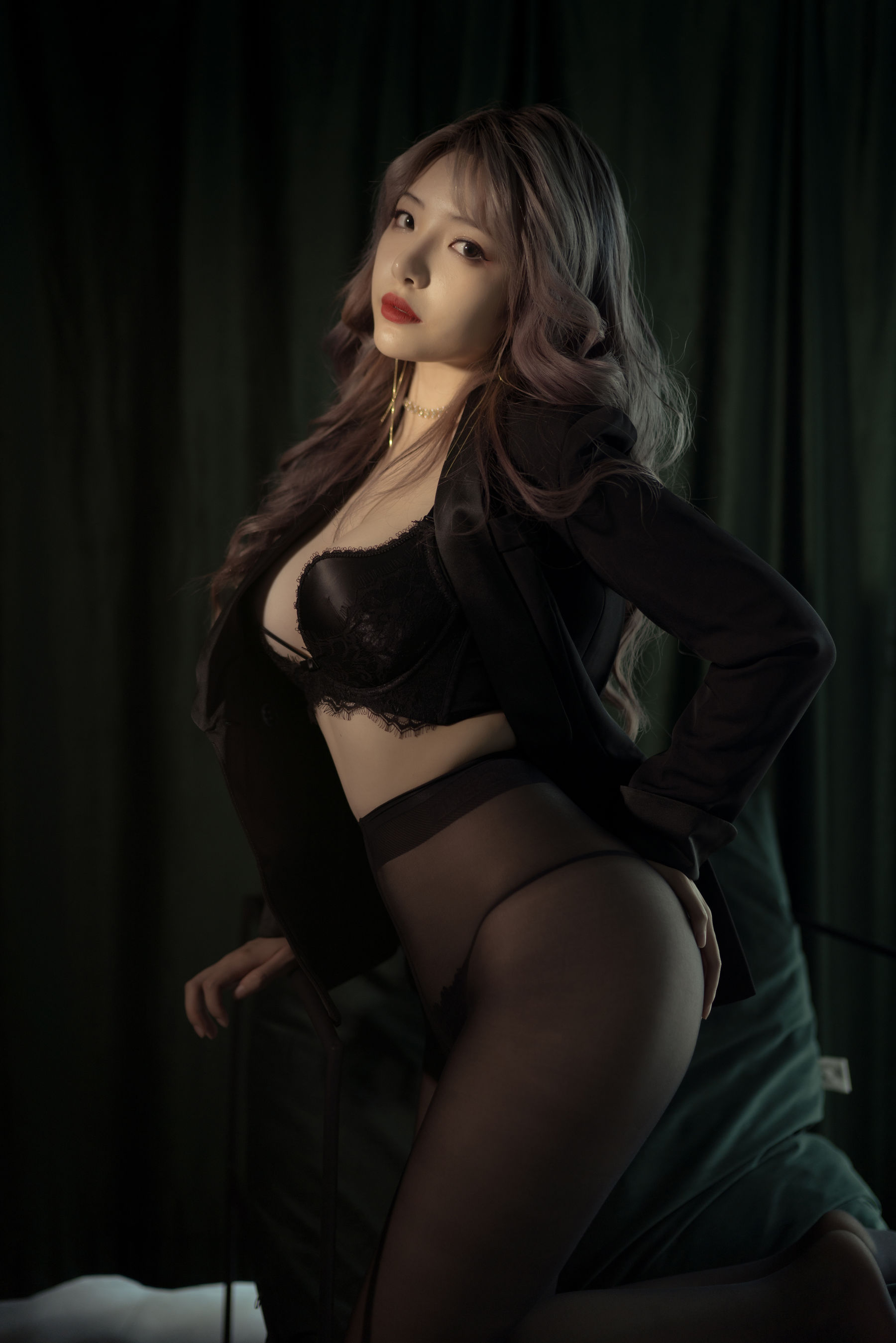 [Cosplay写真] 动漫博主雯妹 - 黑丝西装