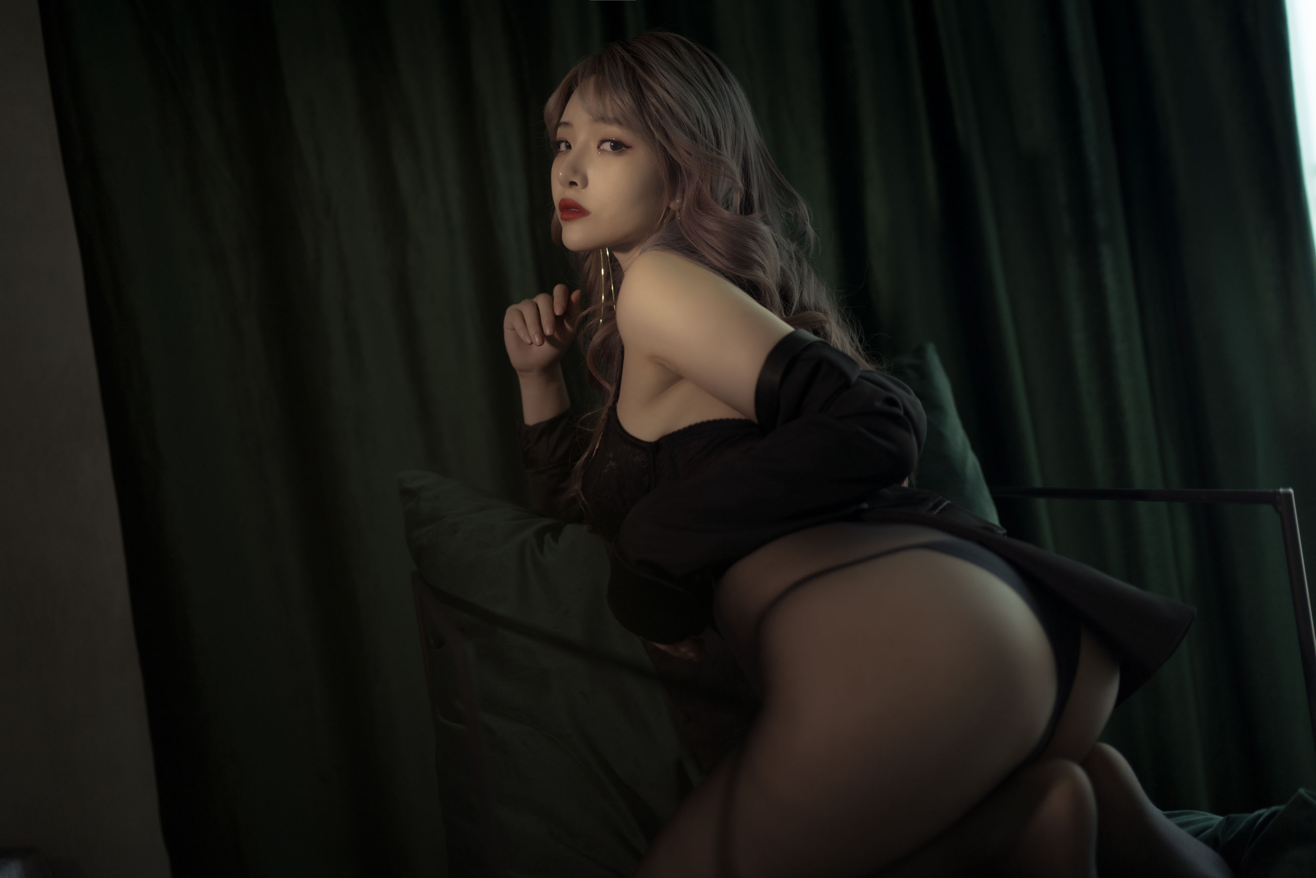 [Cosplay写真] 动漫博主雯妹 - 黑丝西装