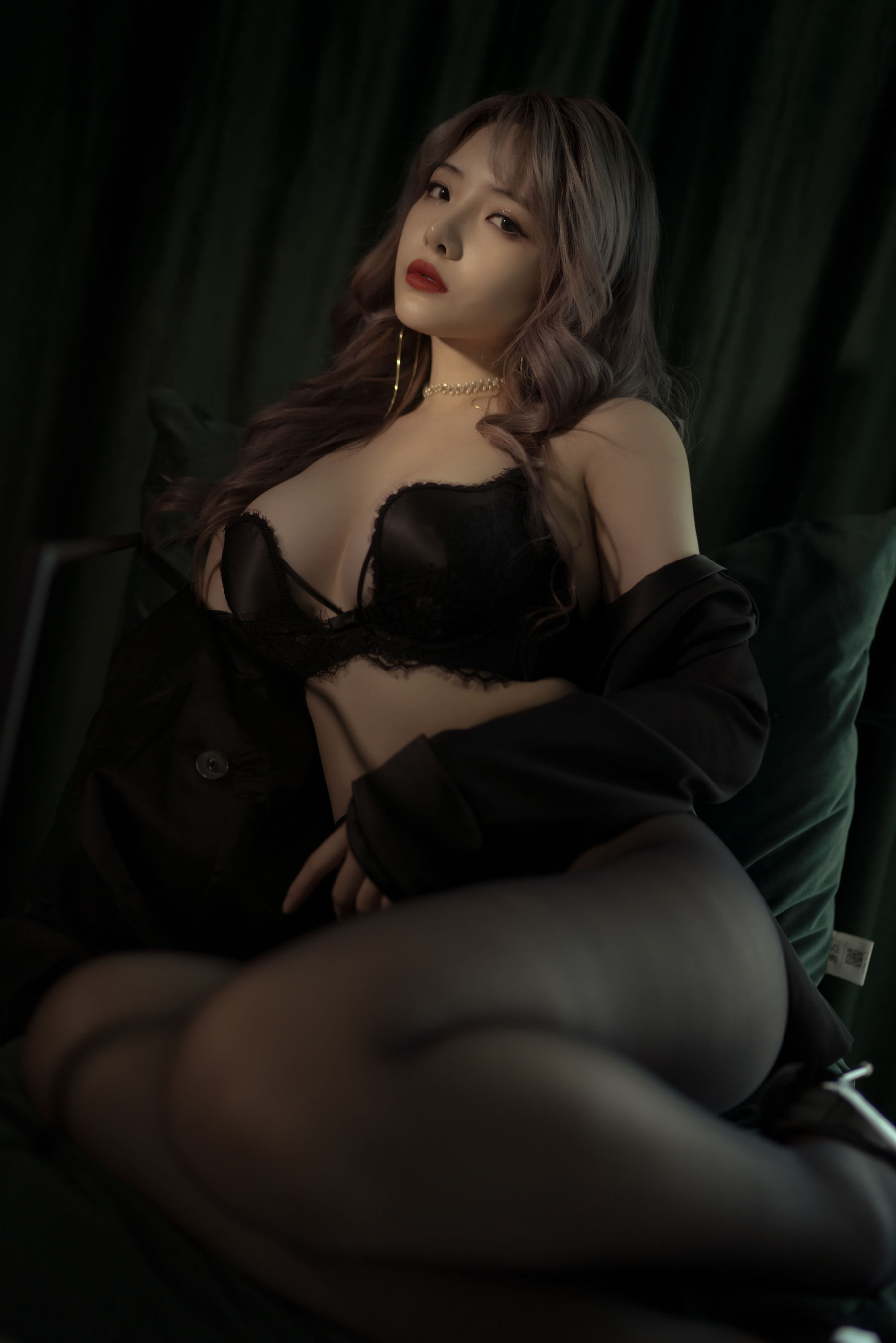 [Cosplay写真] 动漫博主雯妹 - 黑丝西装