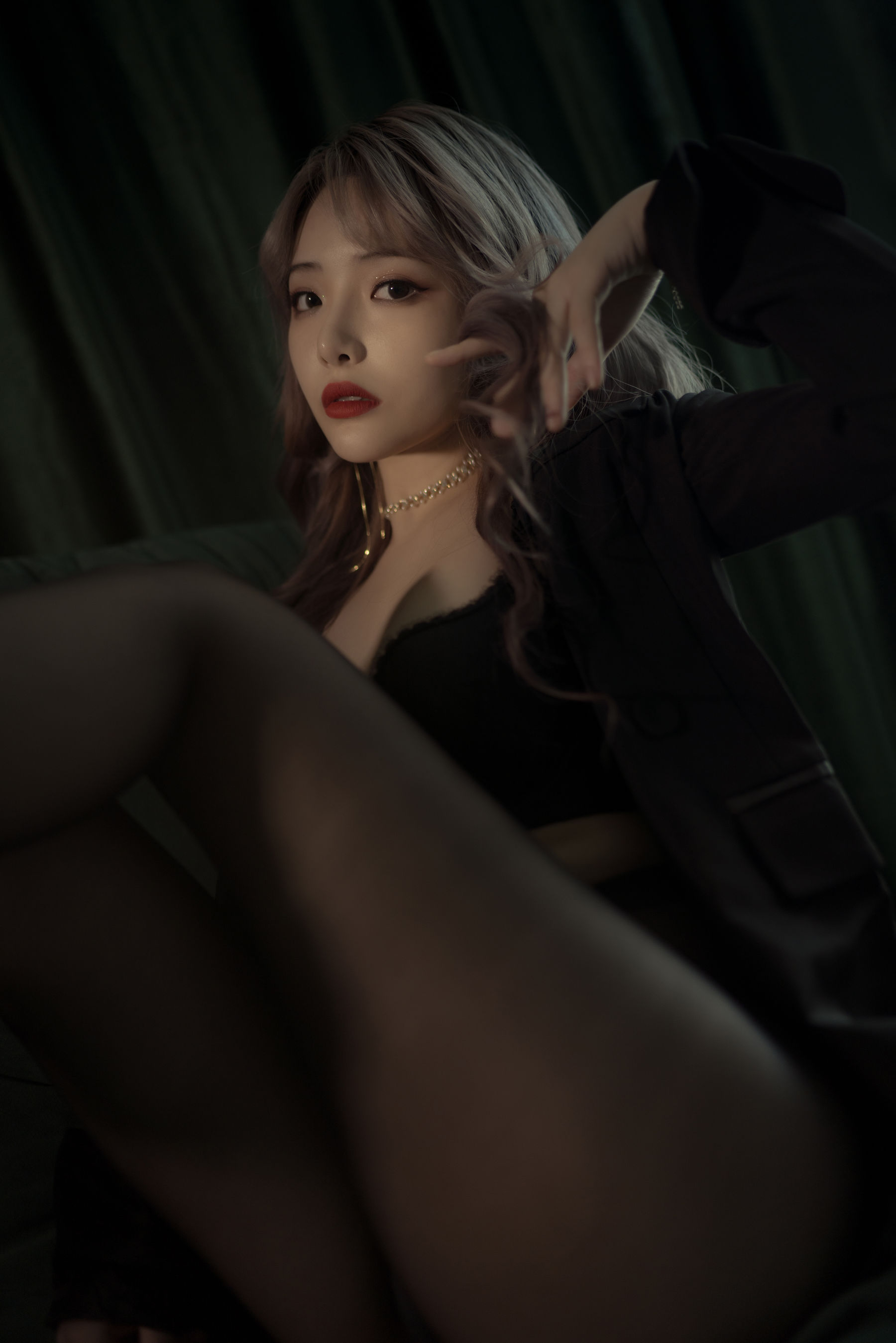 [Cosplay写真] 动漫博主雯妹 - 黑丝西装